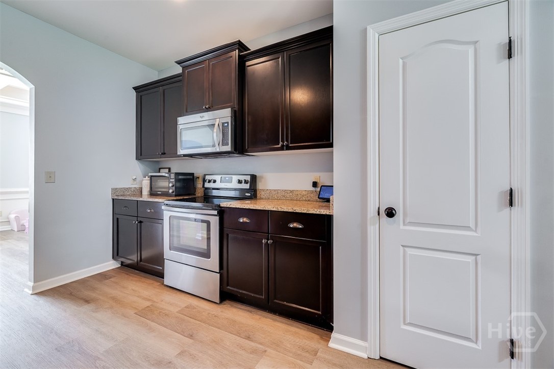 Well-equiped kitchen