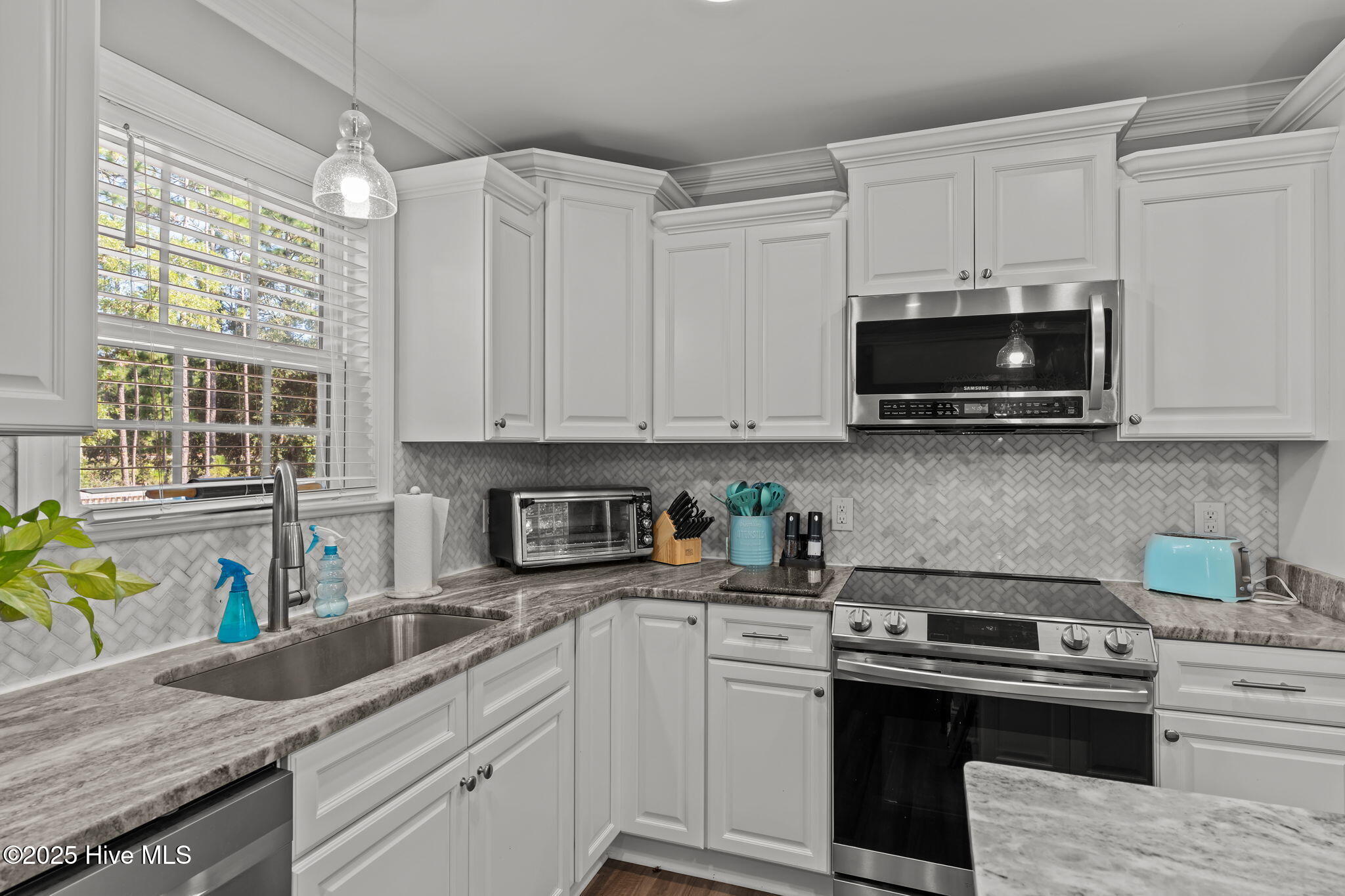 100530347 | Photo 14