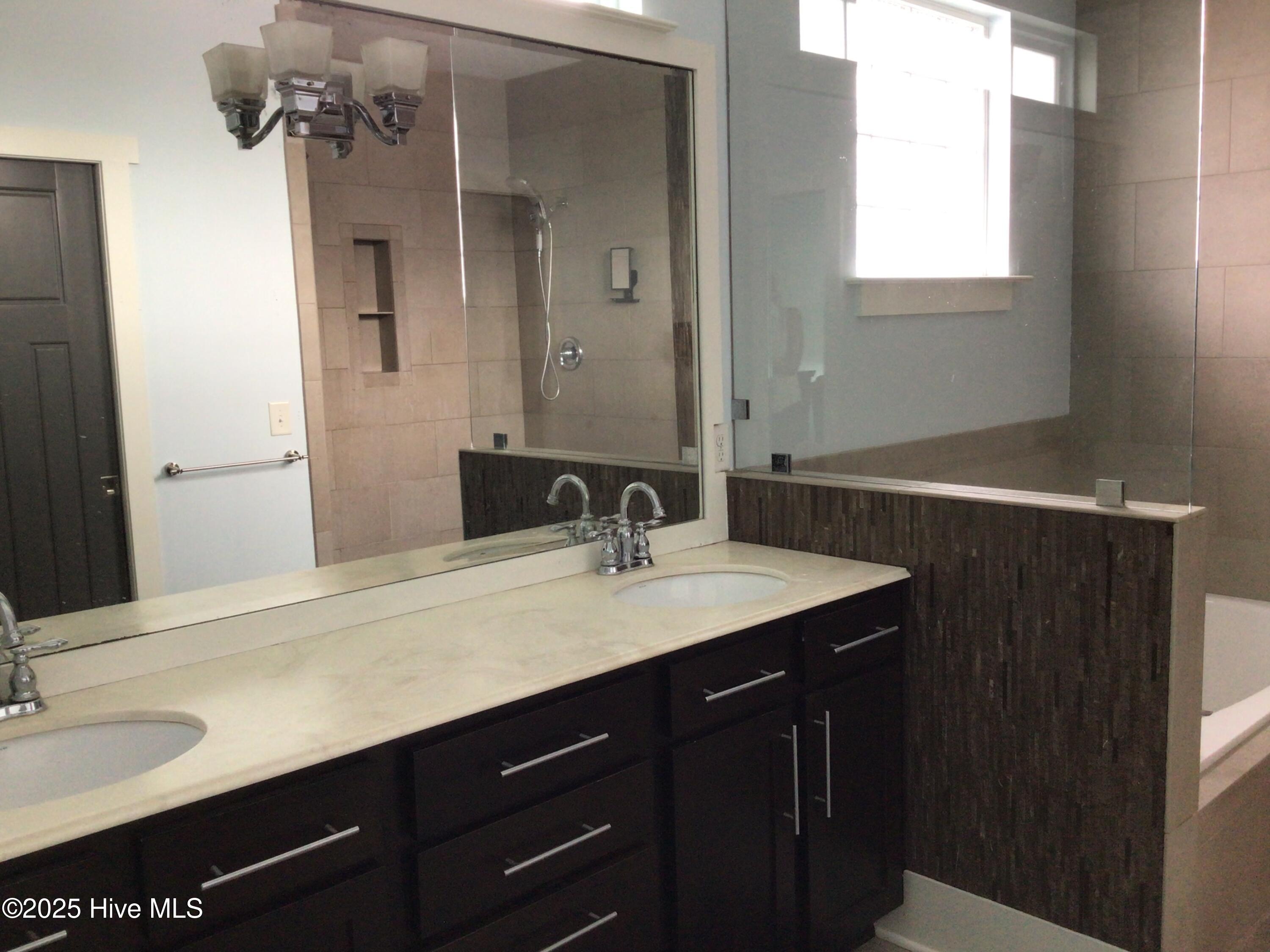 100508698 | Photo 16