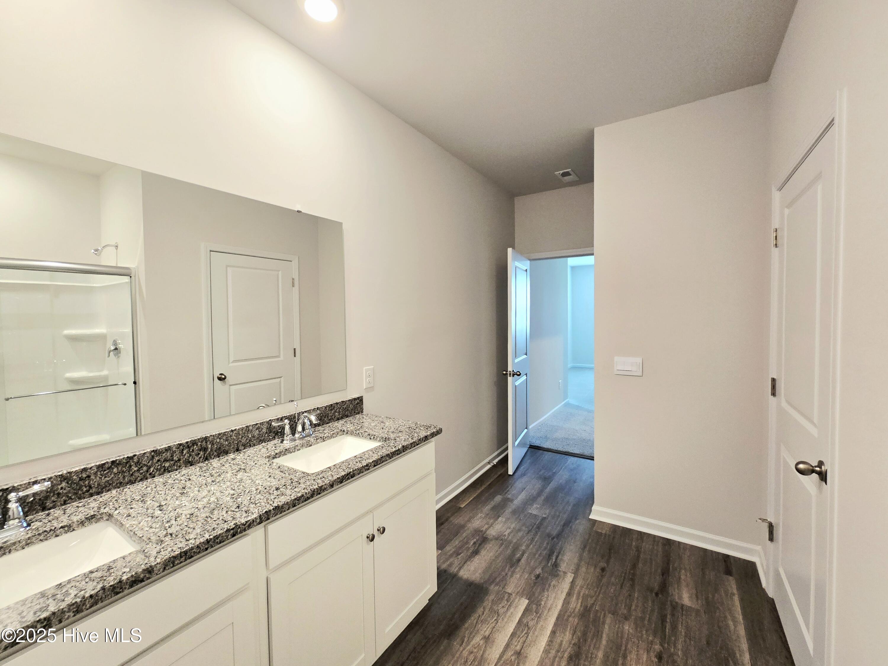 100570379 | Photo 14