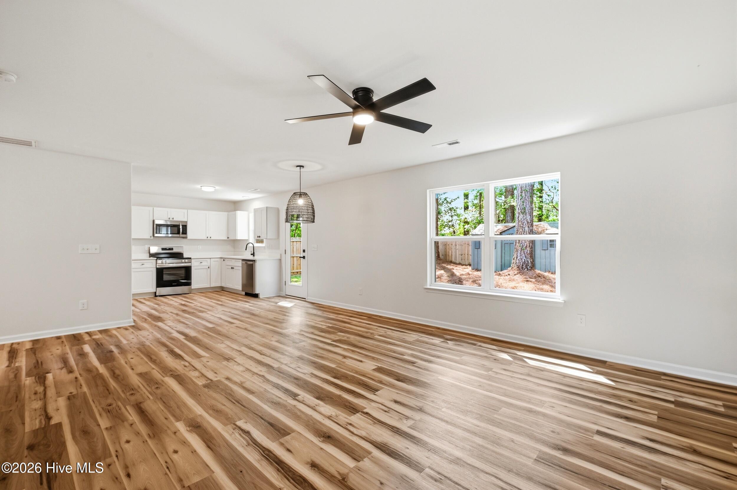 100567216 | Photo 11