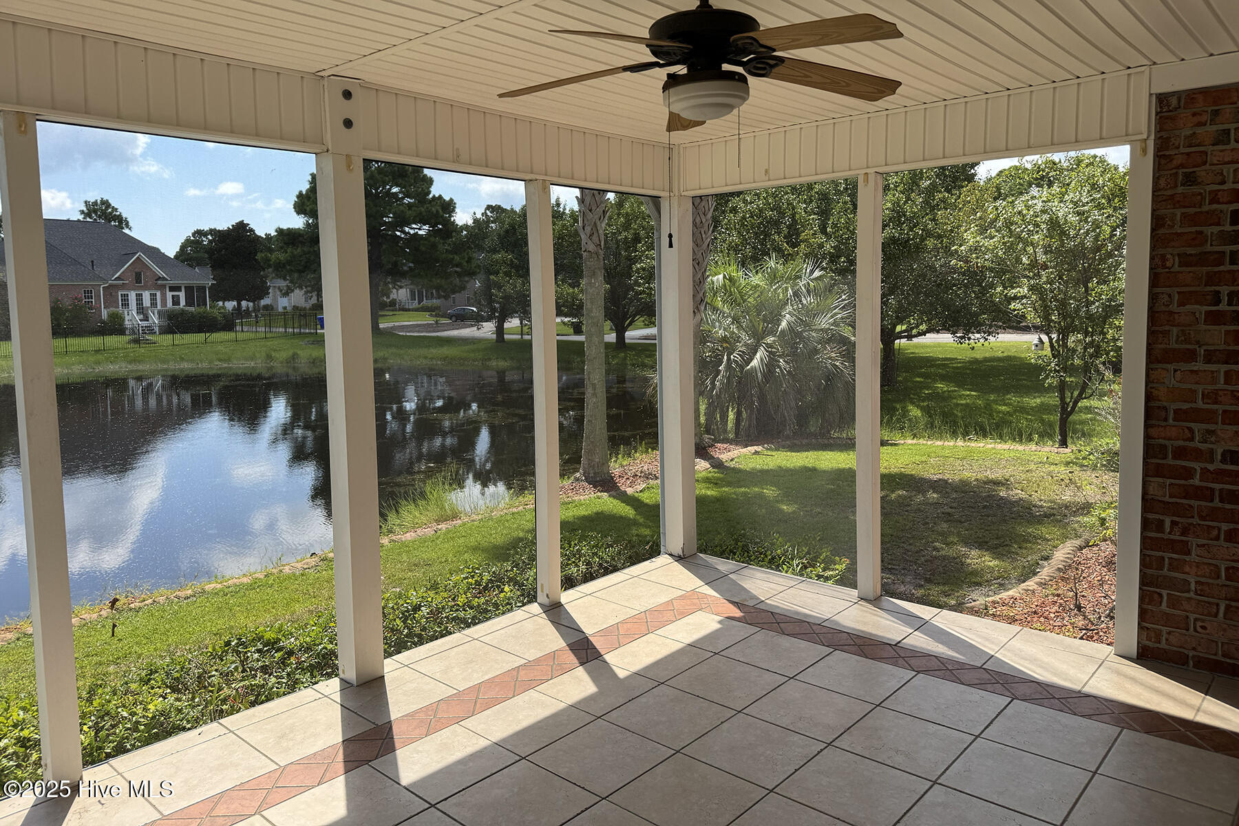 100521715 | Photo 11