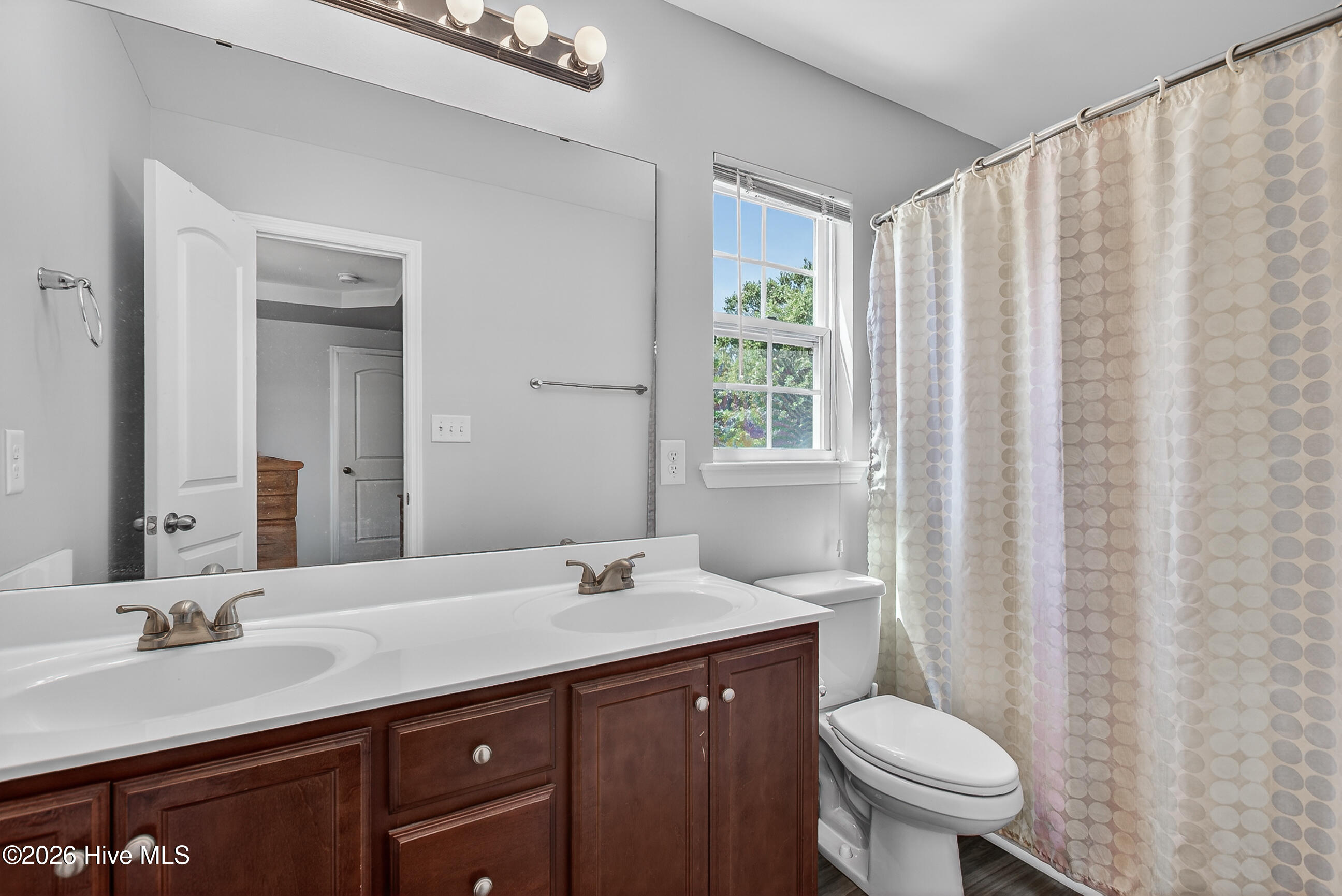 100569204 | Photo 19