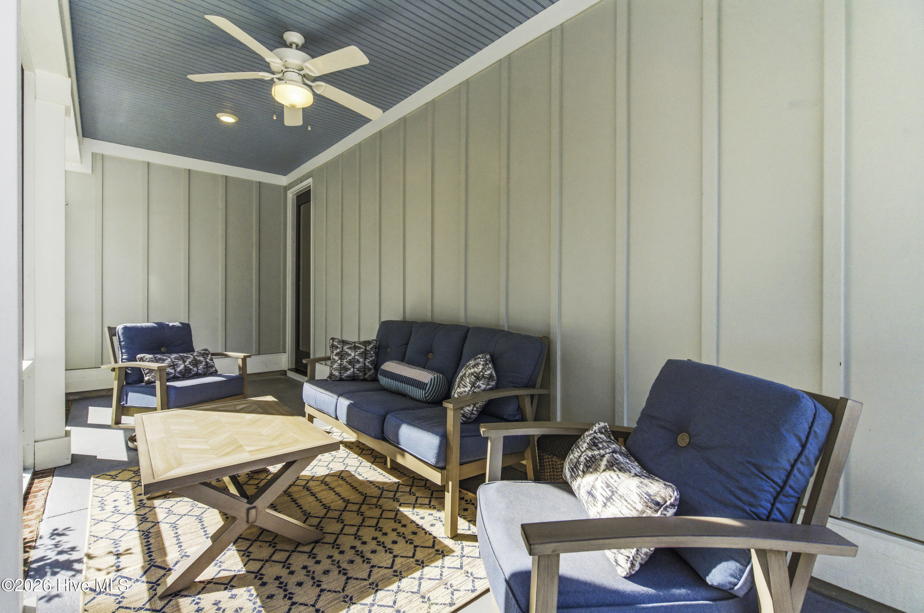 100568018 | Photo 49