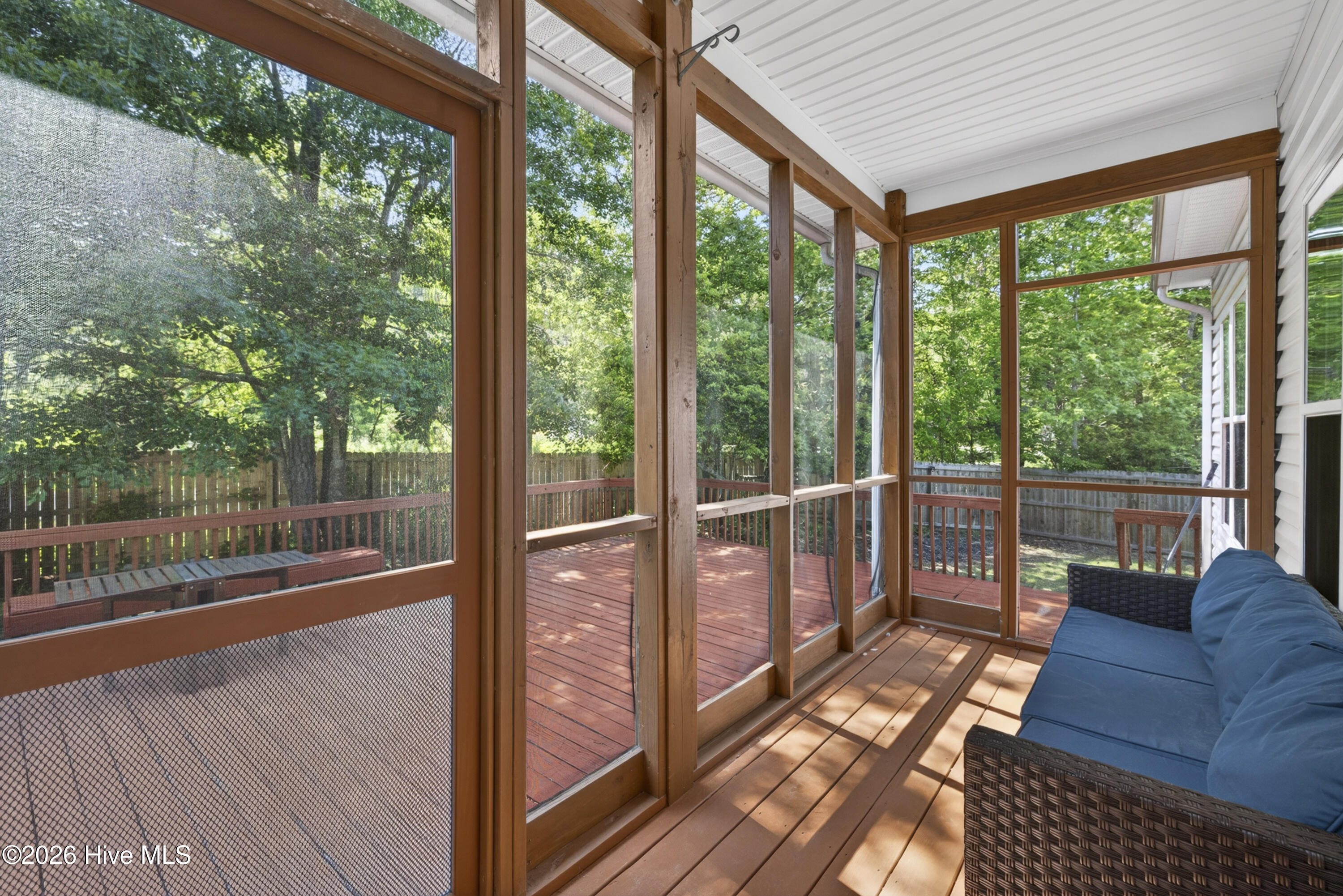 100570330 | Photo 25