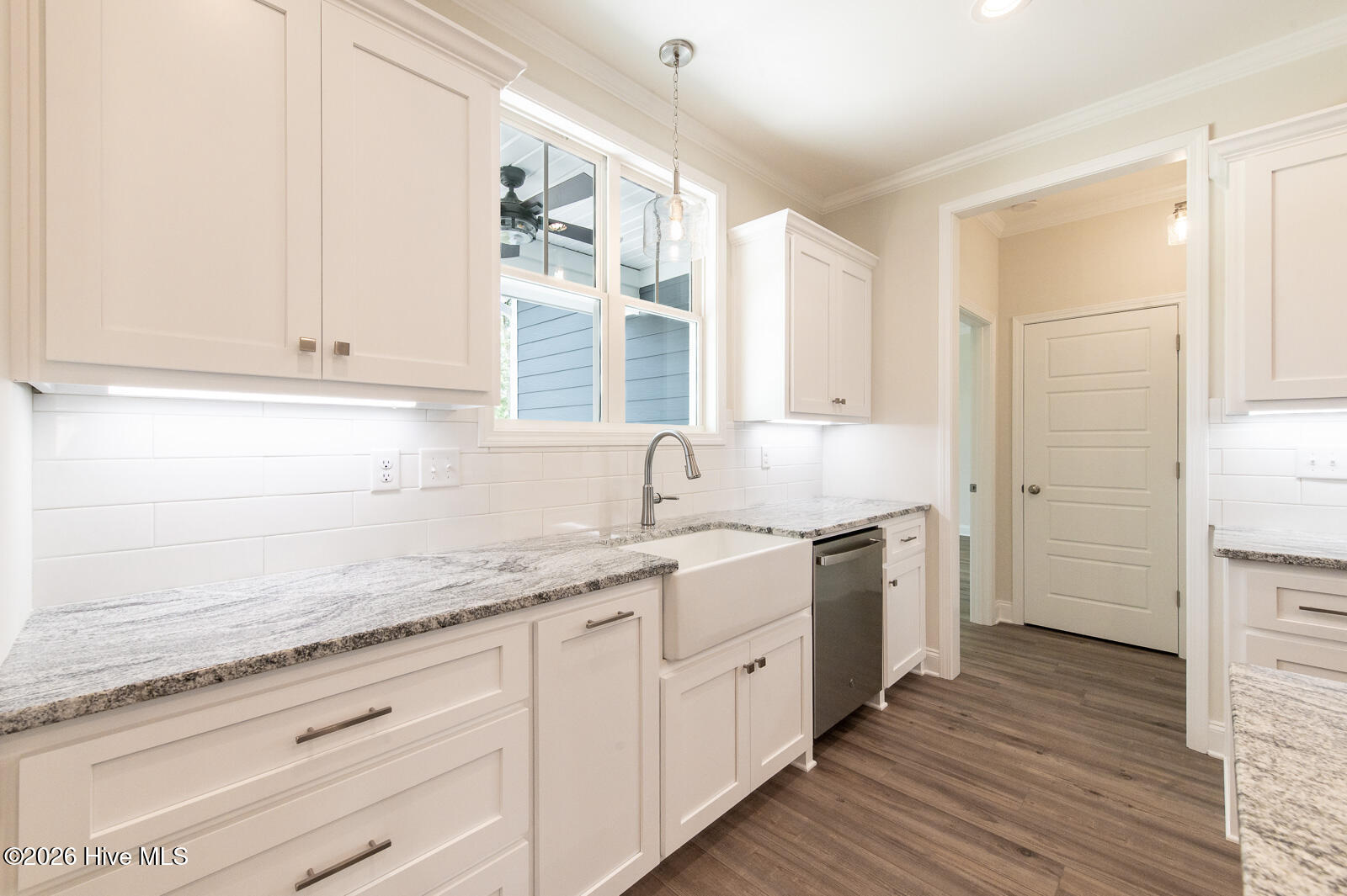 Farmhouse Sink with Window!