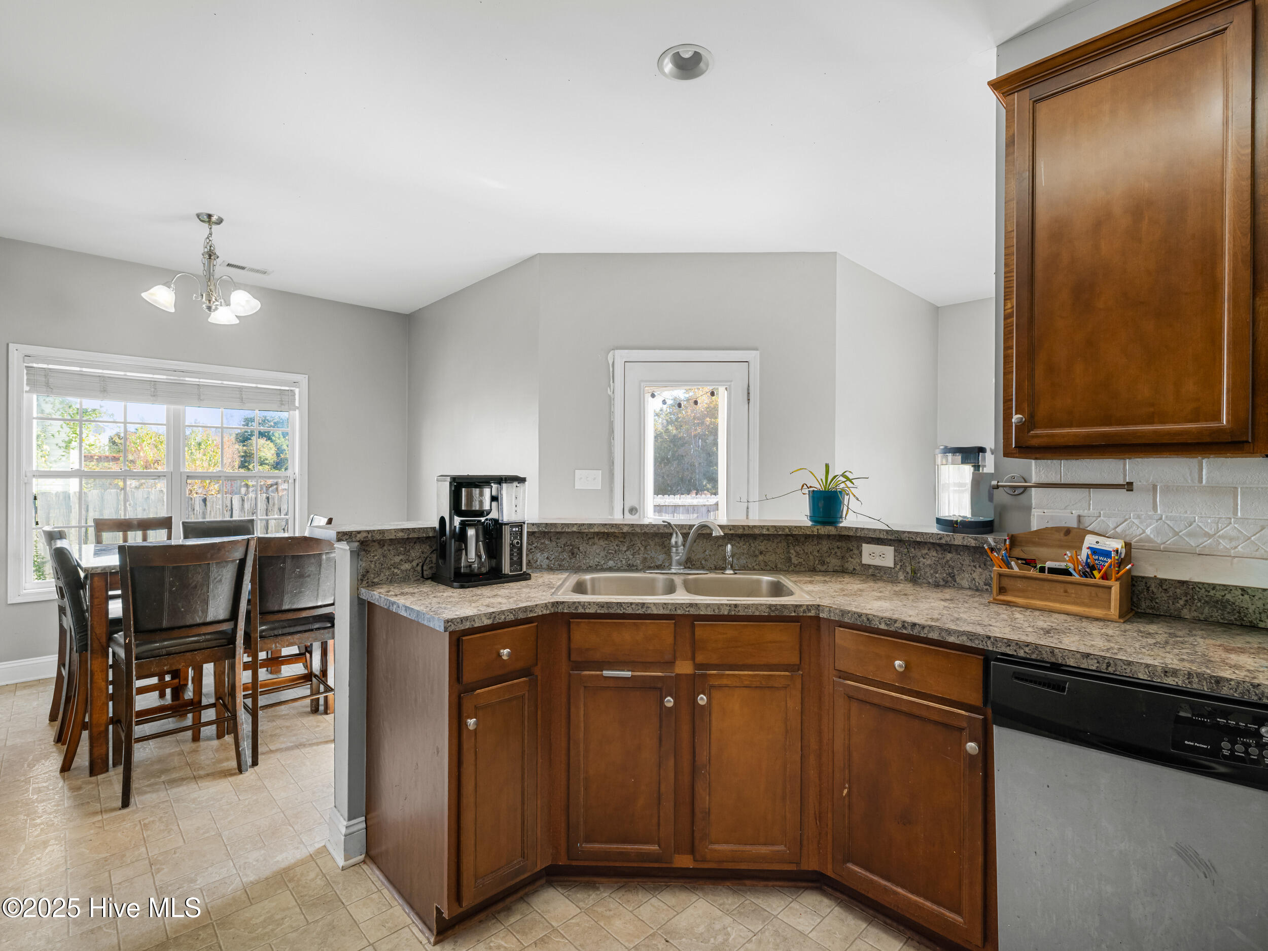 100536146 | Photo 12