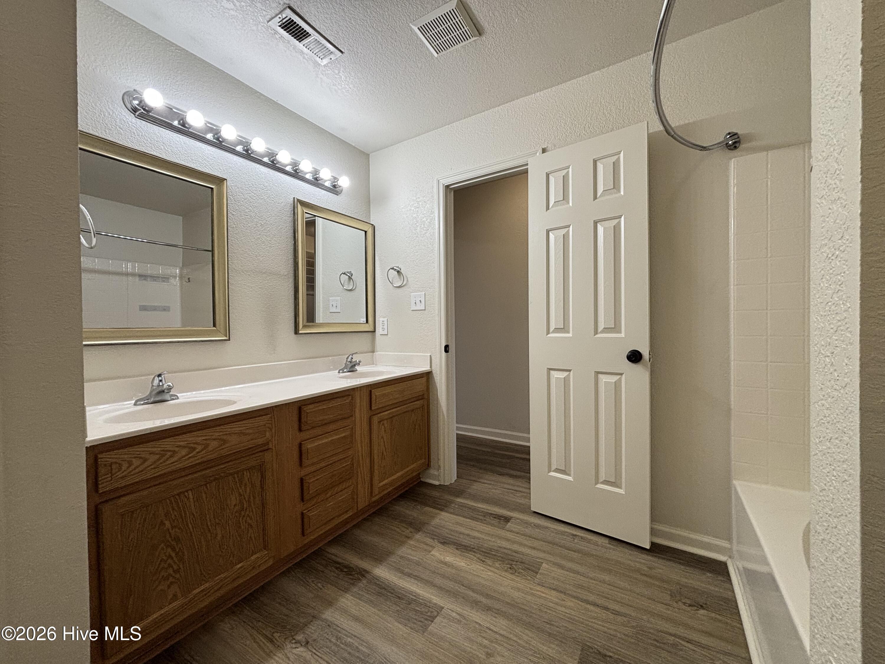 100565397 | Photo 12