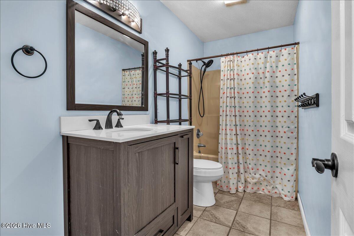 100566130 | Photo 35