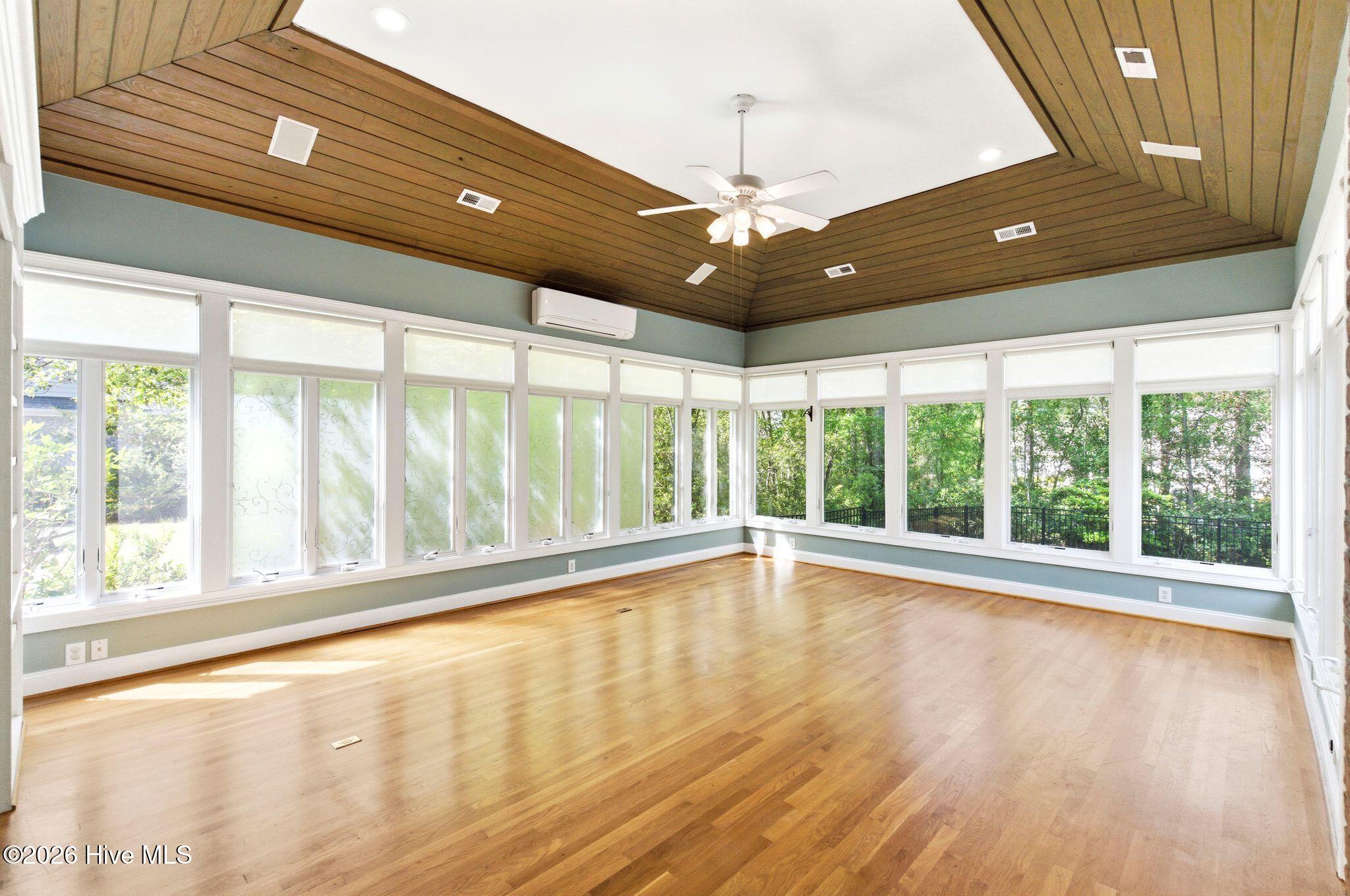 100567139 | Photo 23