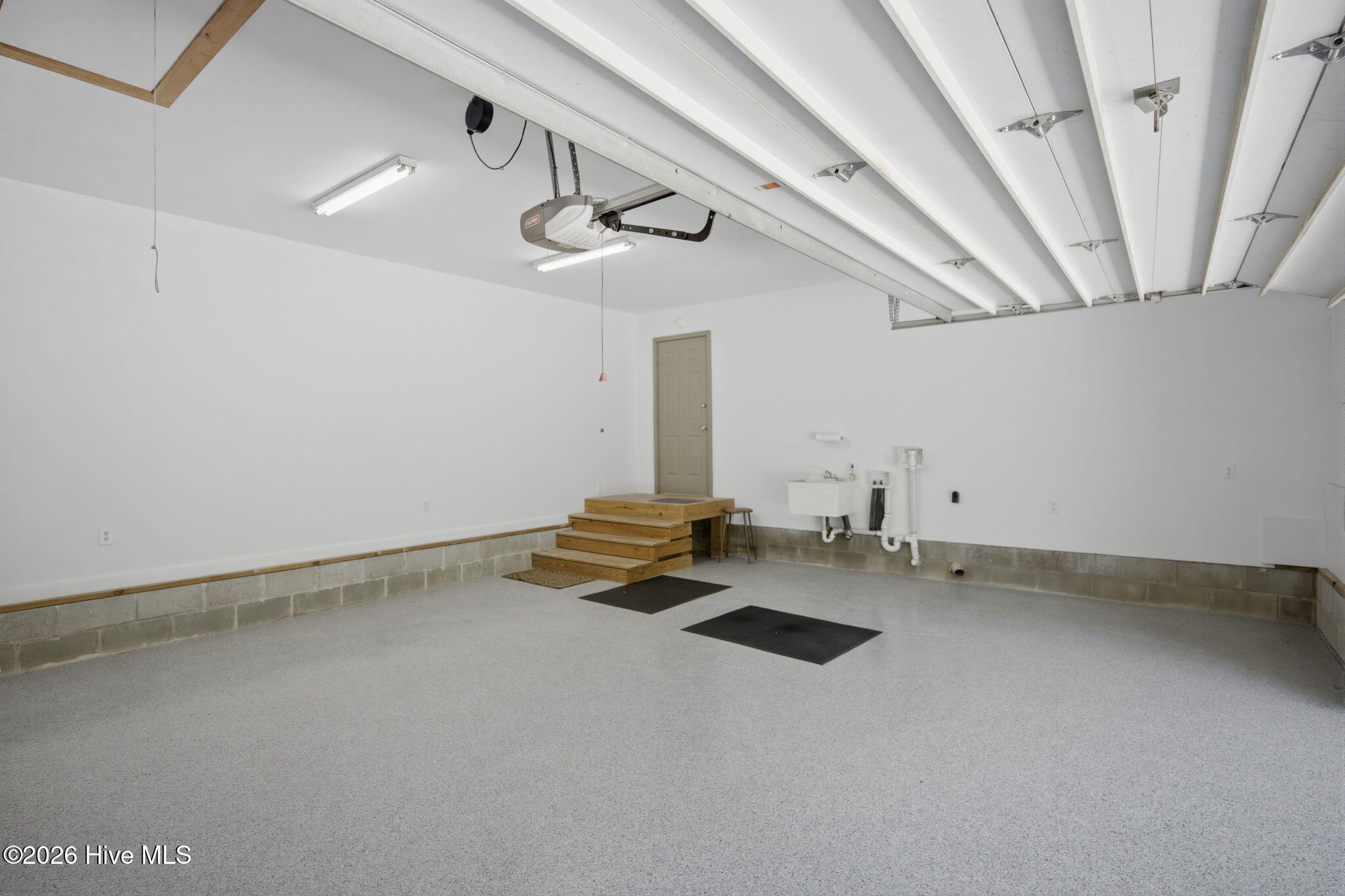 100569469 | Photo 45