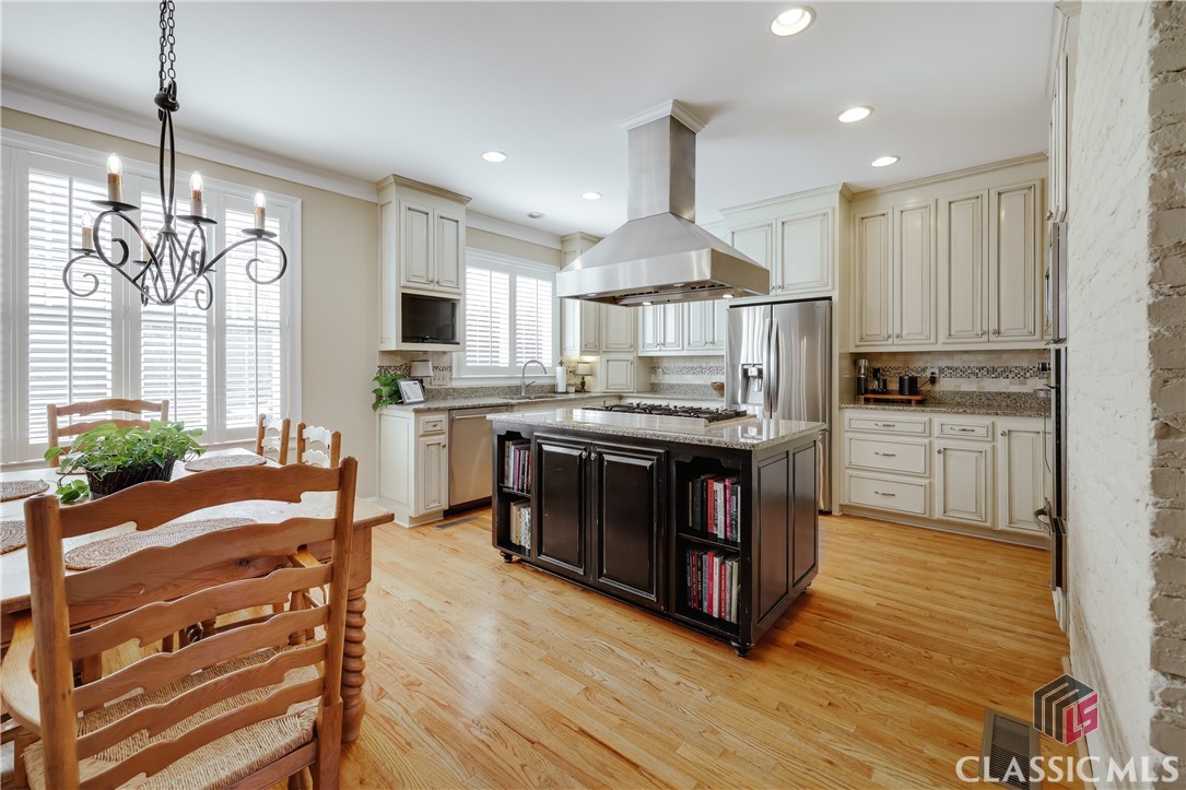 577 Cloverhurst Avenue W