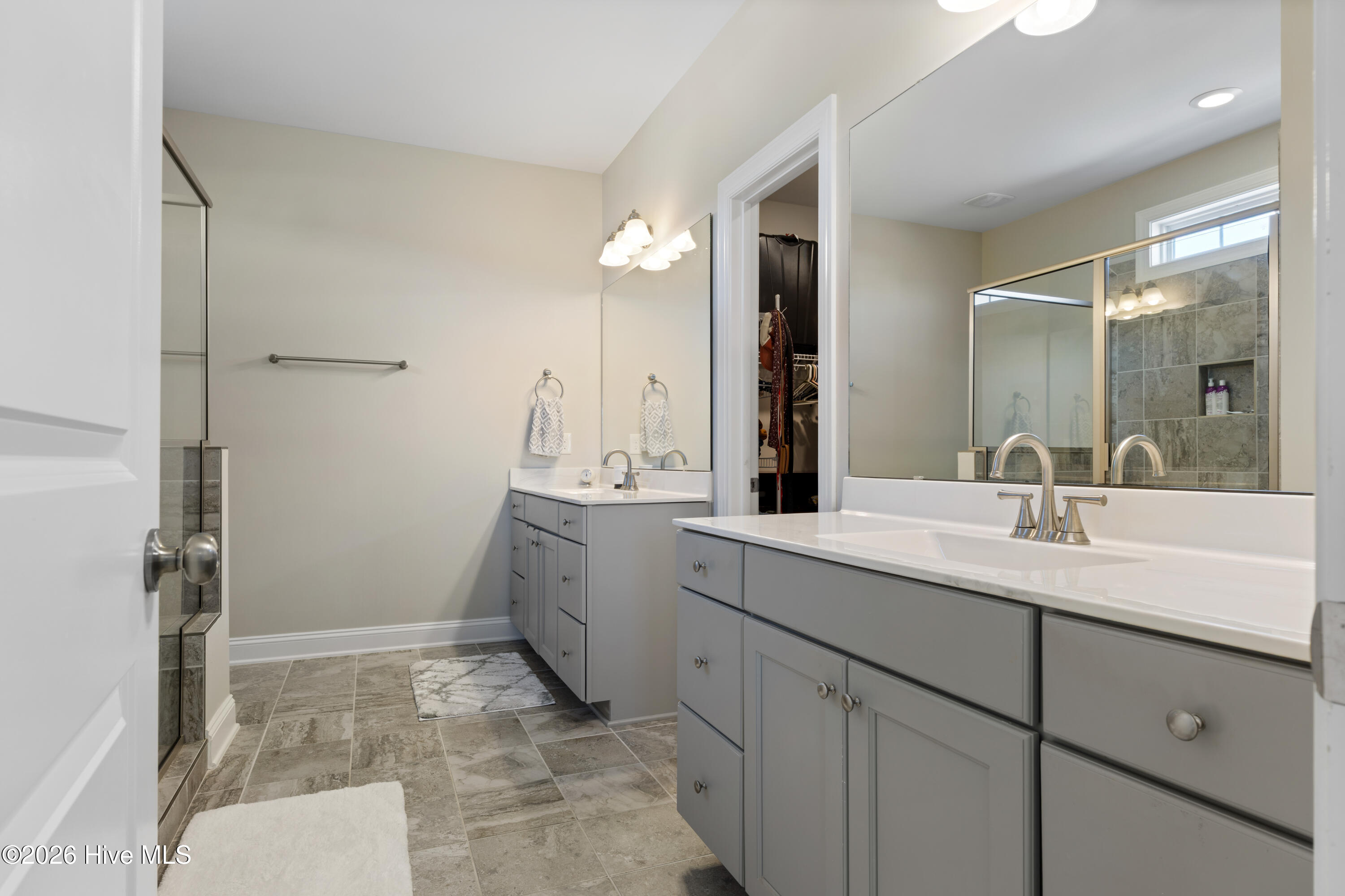 100561487 | Photo 30