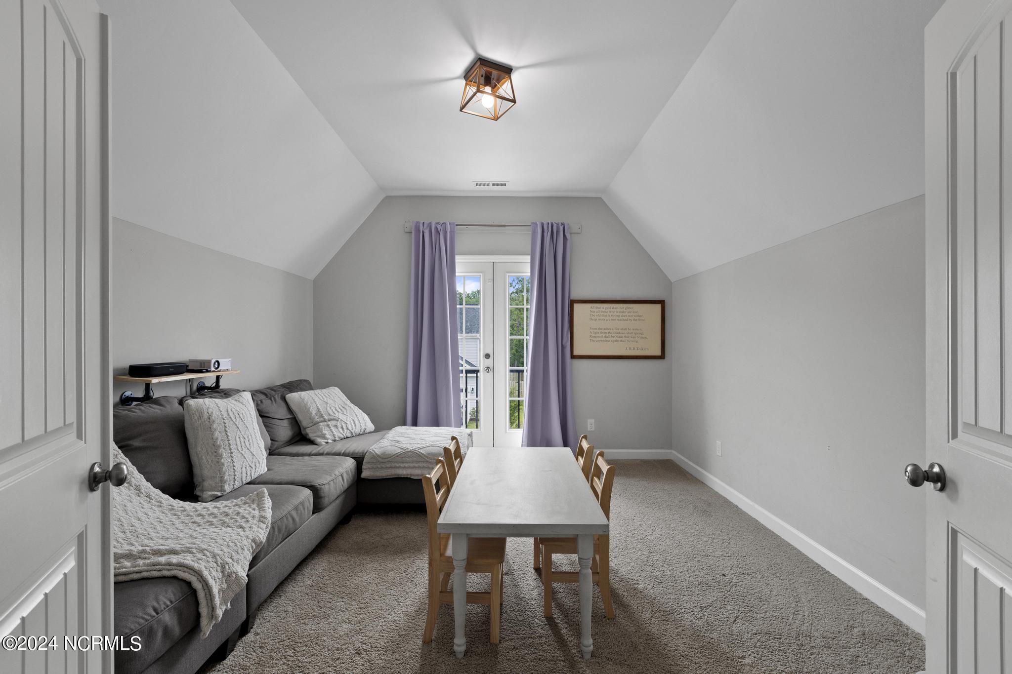 100567760 | Photo 24