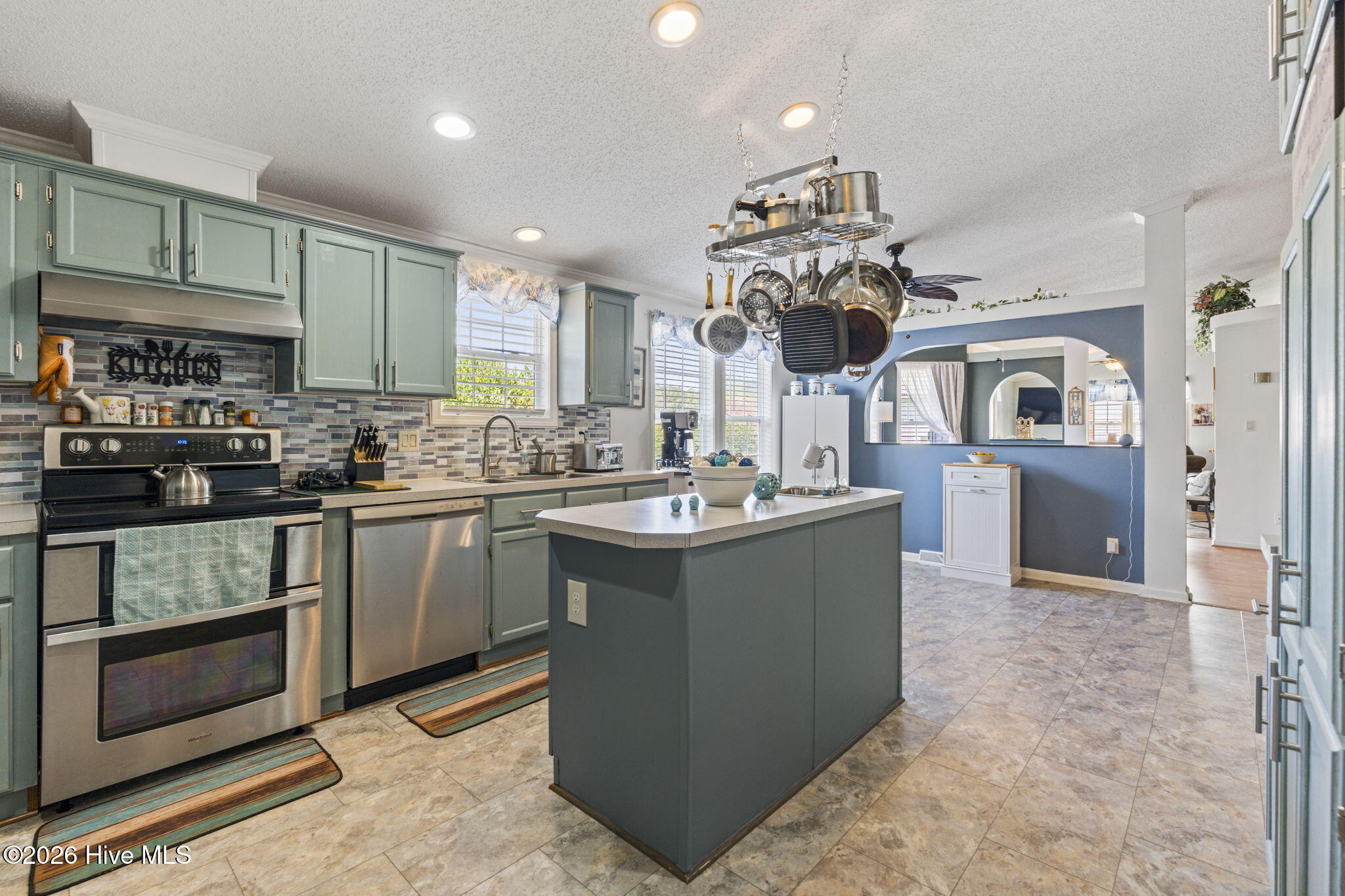 100563458 | Photo 23