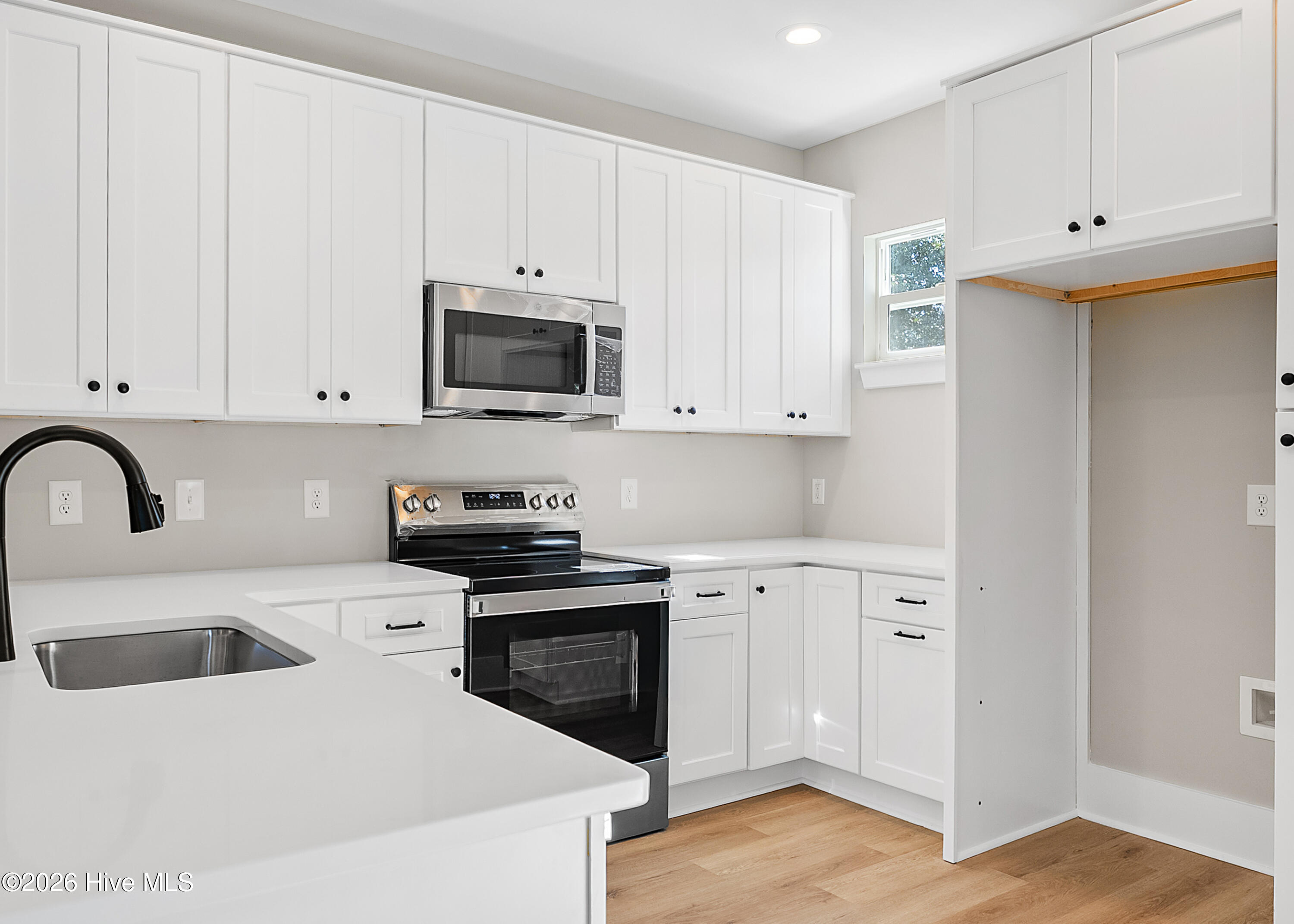 100566285 | Photo 24