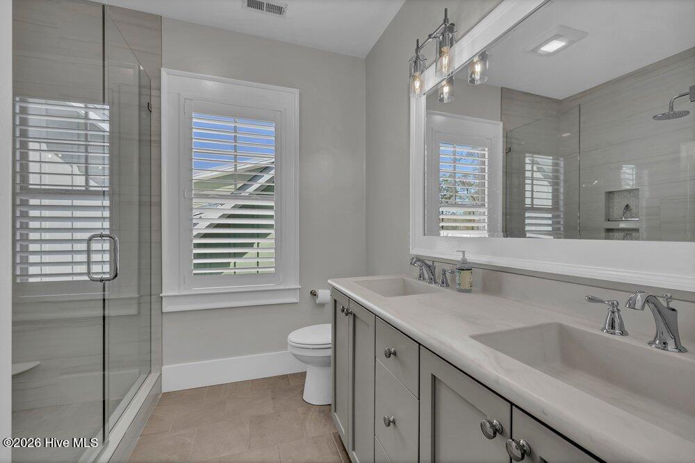 100561379 | Photo 40