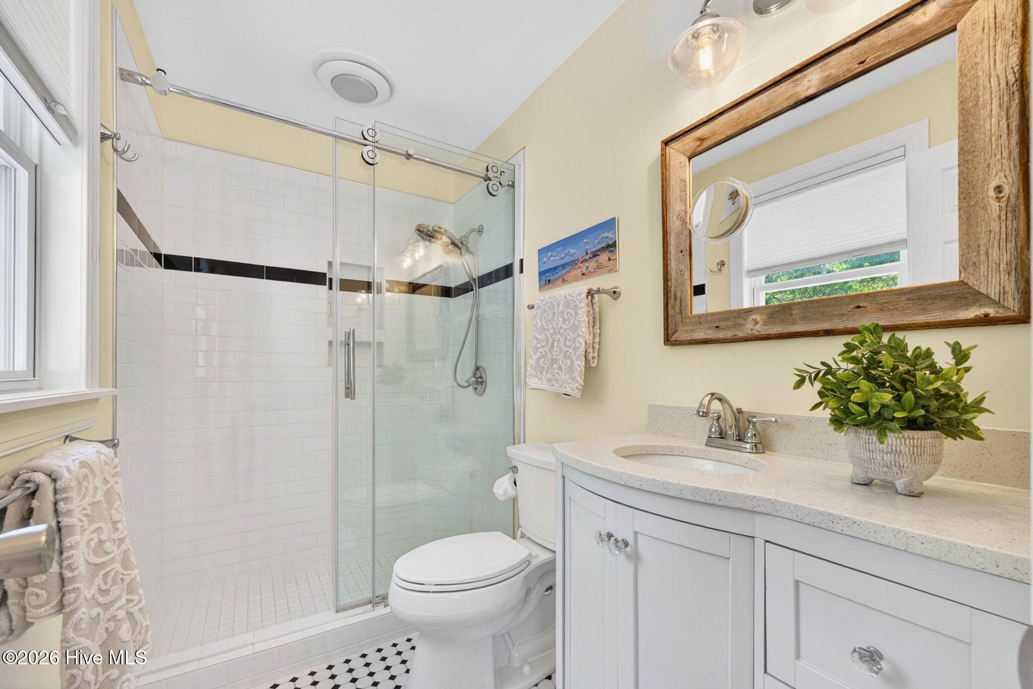 100570358 | Photo 30