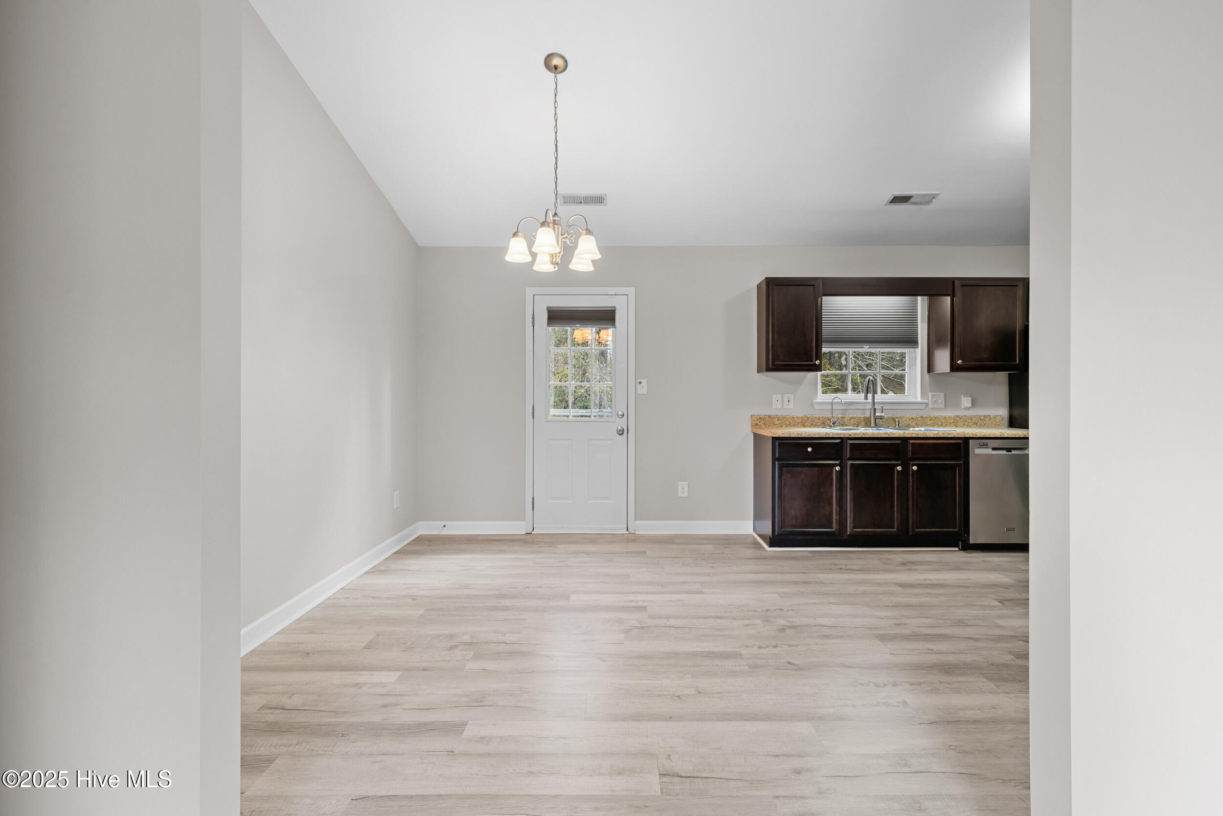 100568502 | Photo 11