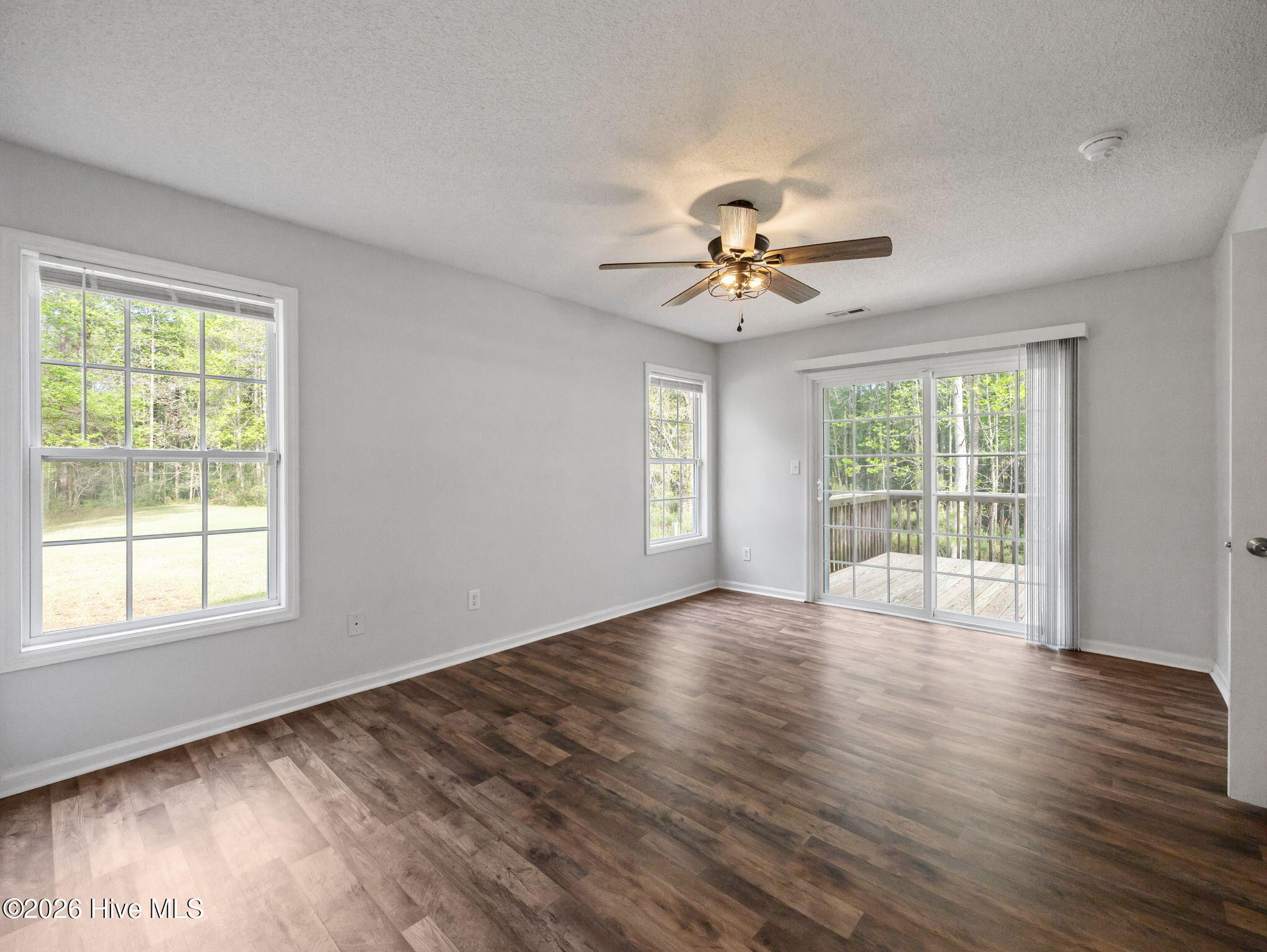 100565489 | Photo 30