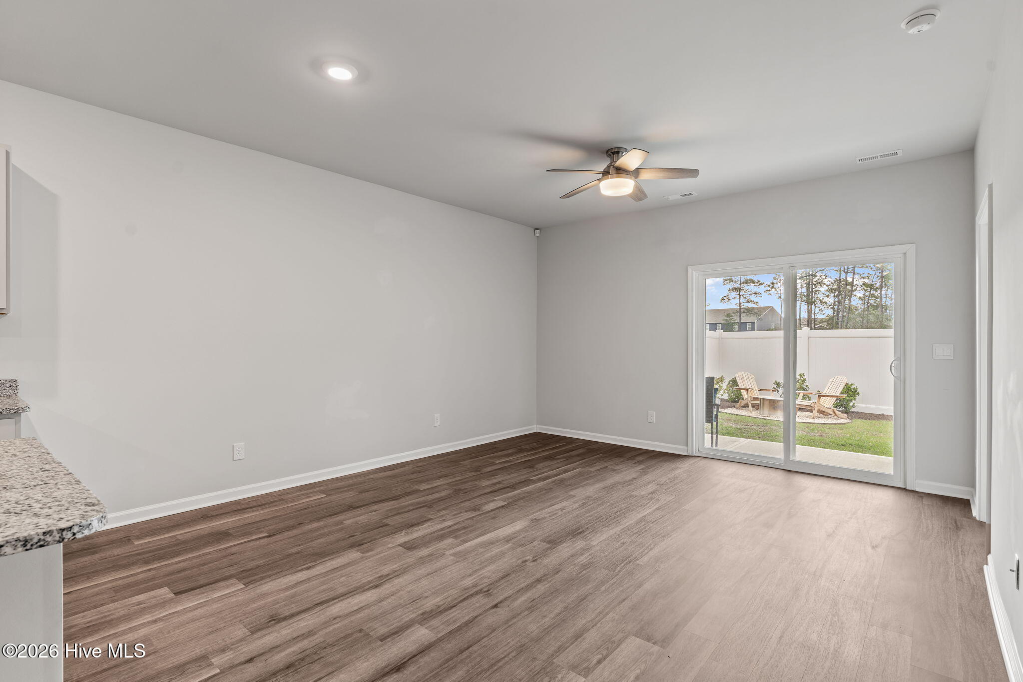 100563227 | Photo 12