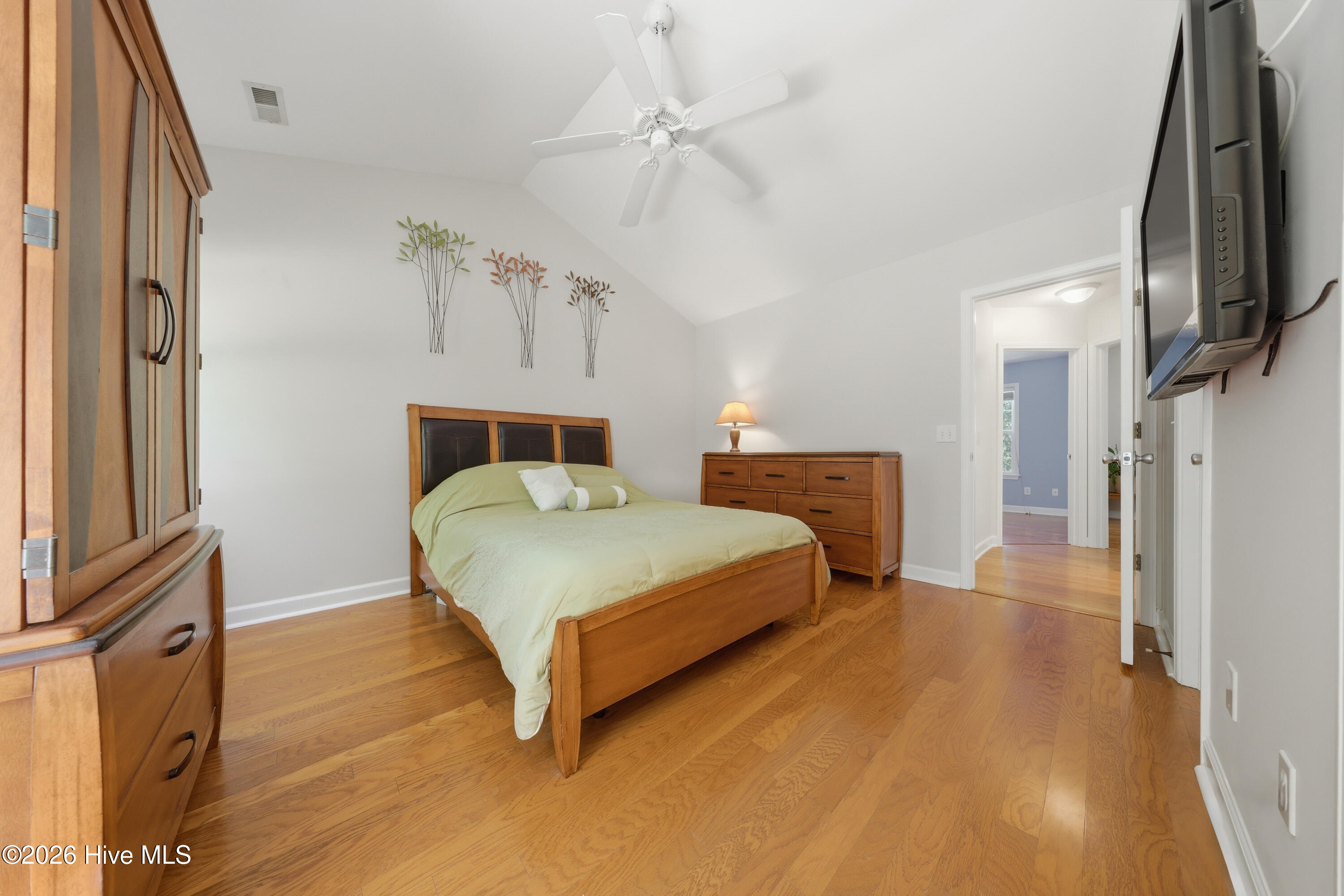 100568485 | Photo 24