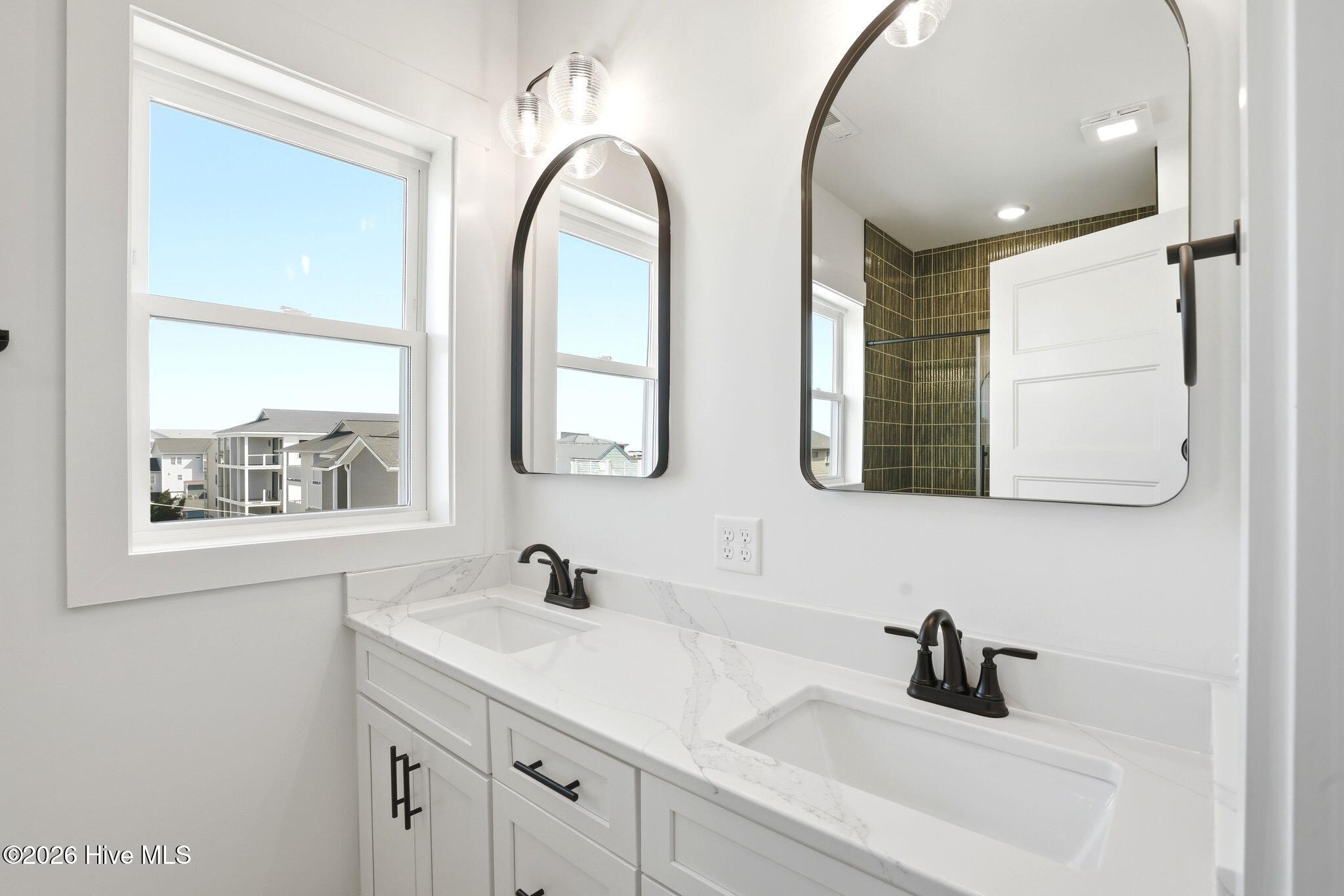 100561284 | Photo 70