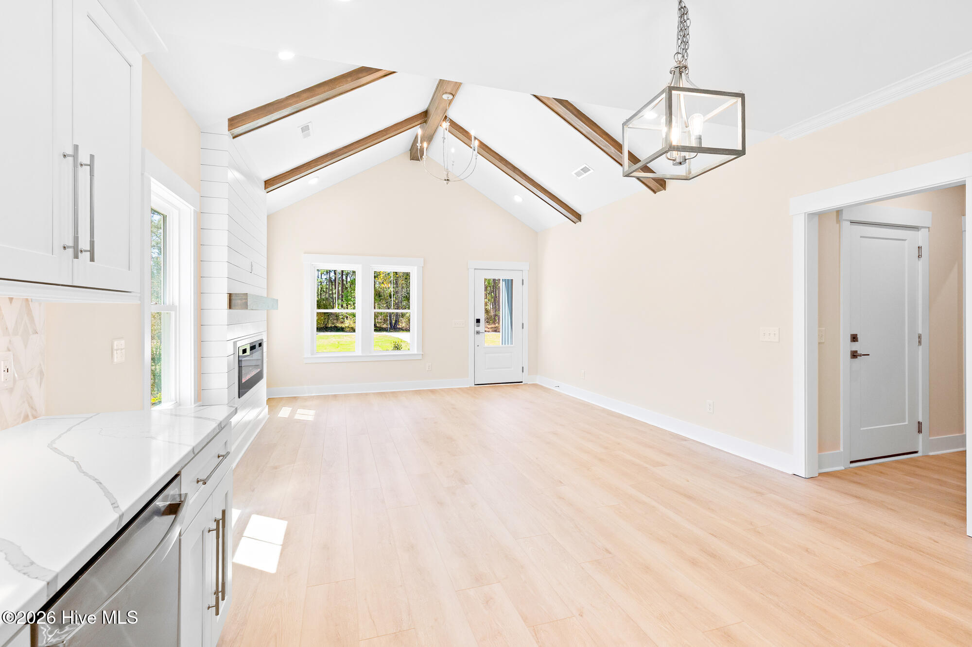 100565592 | Photo 14