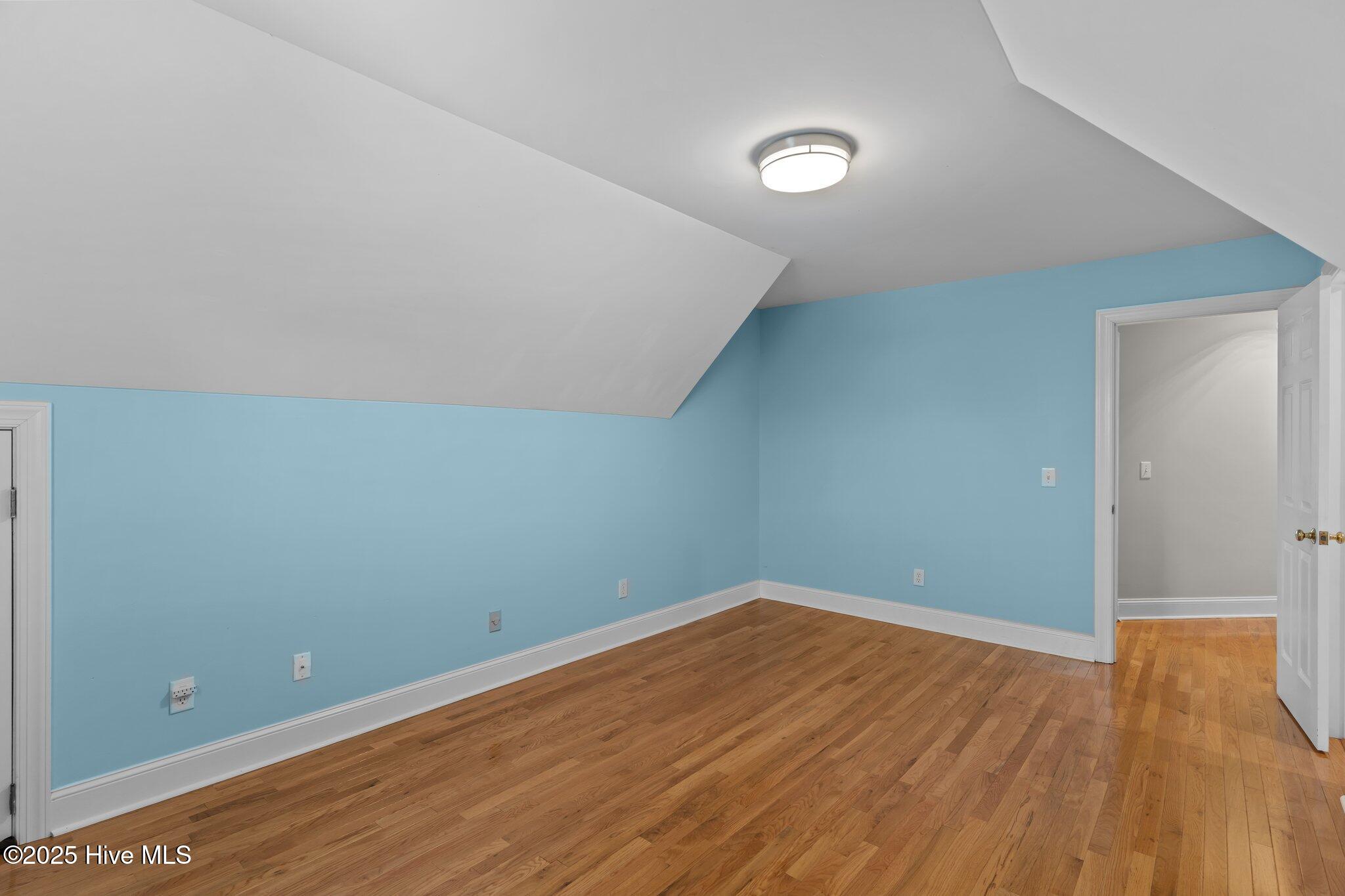 100549329 | Photo 34