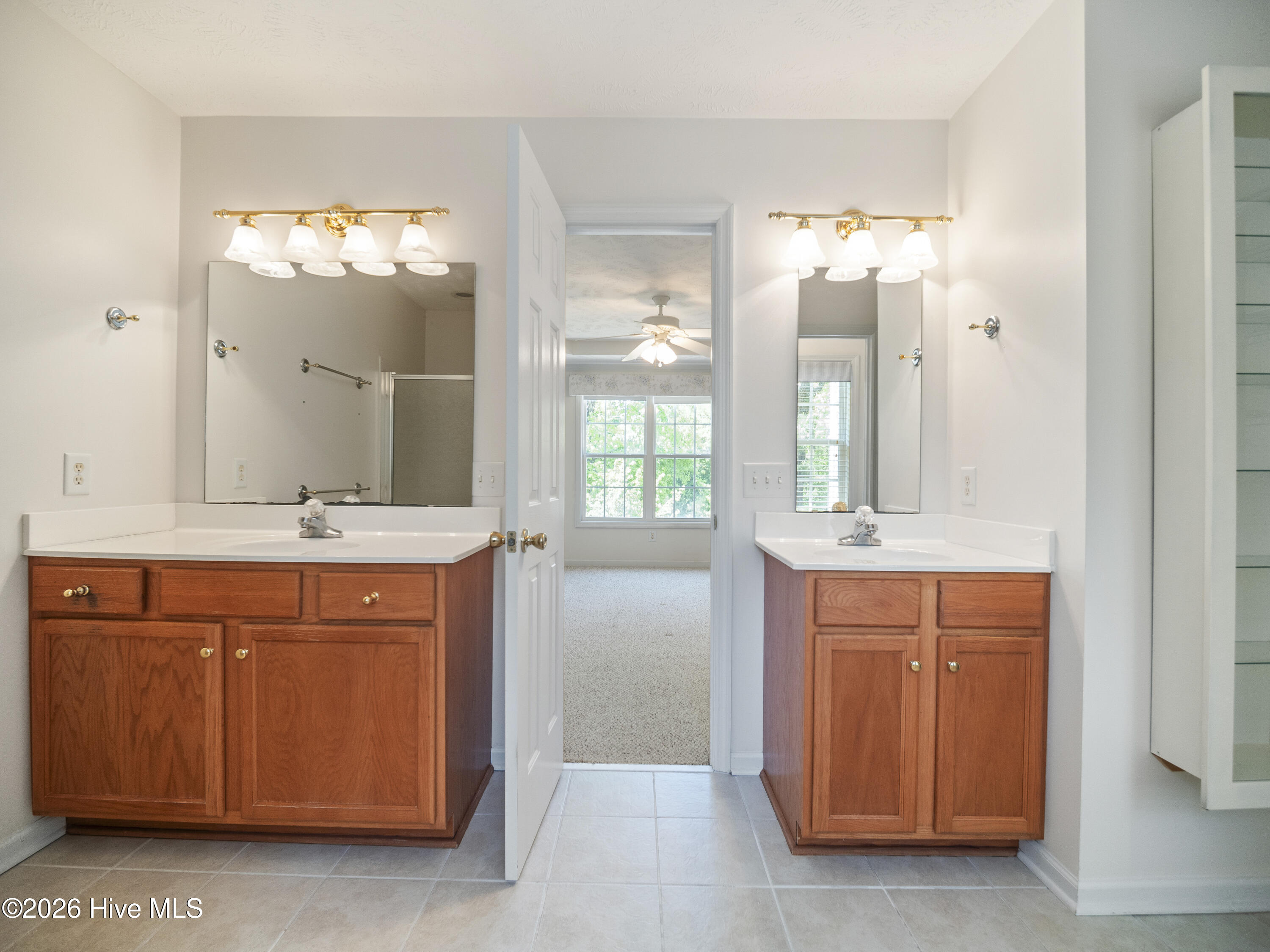 100570640 | Photo 35