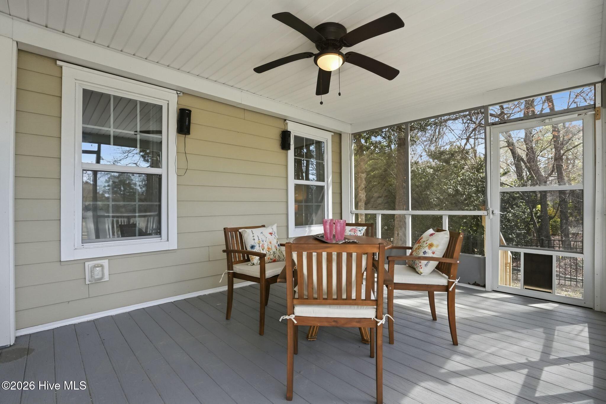 100560935 | Photo 75