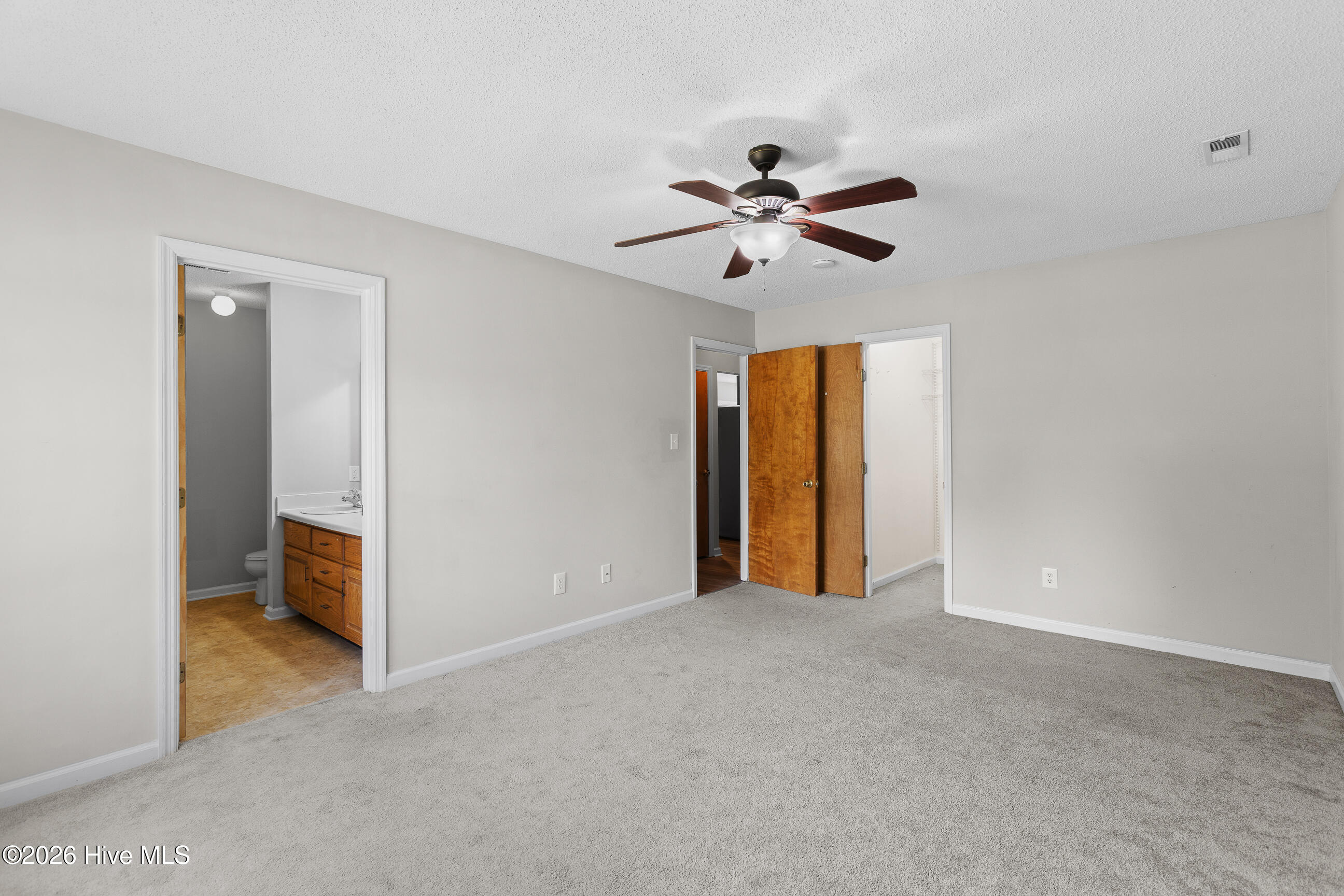 100565392 | Photo 15