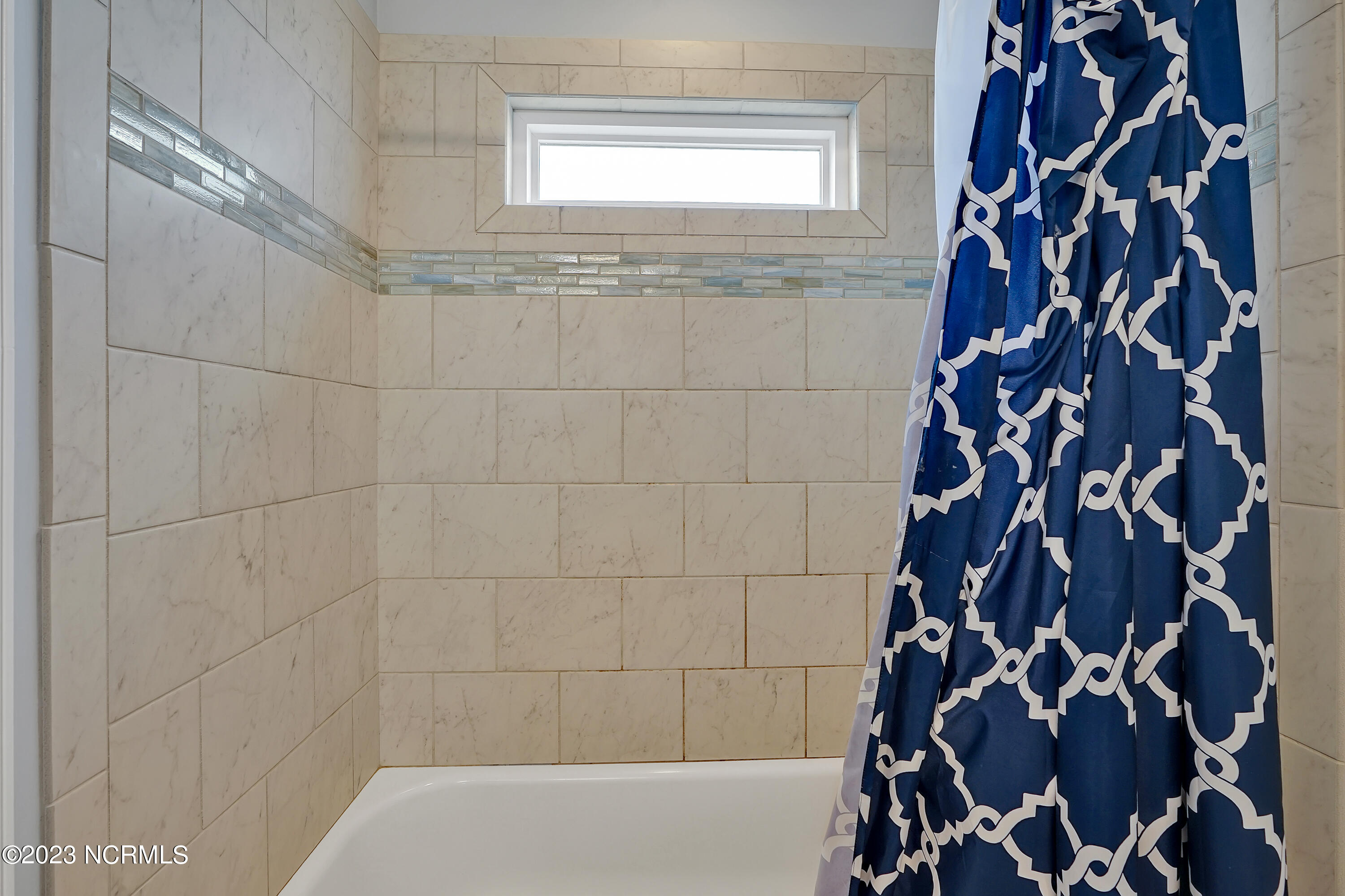 100558730 | Photo 52