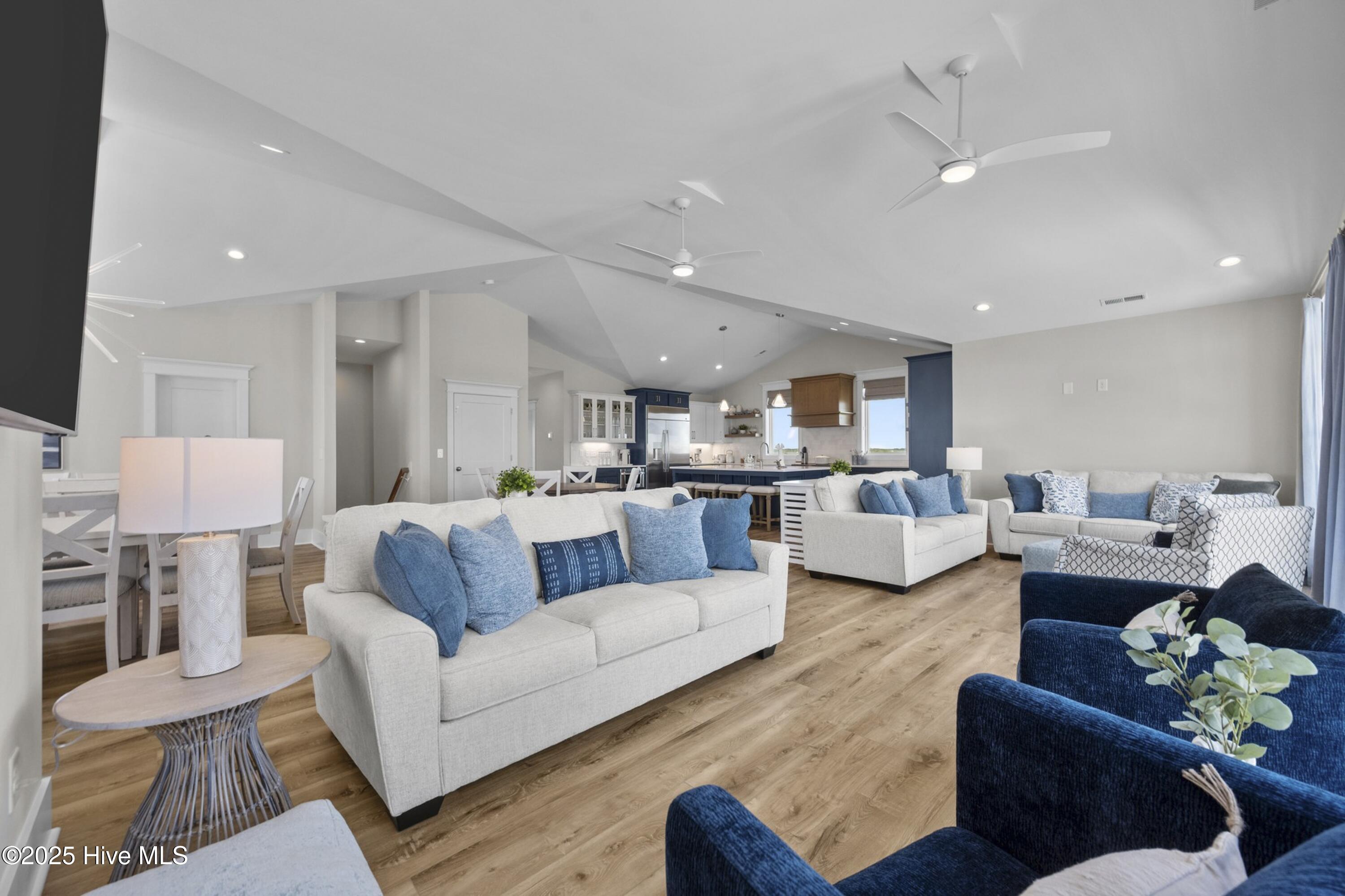 100510701 | Photo 15