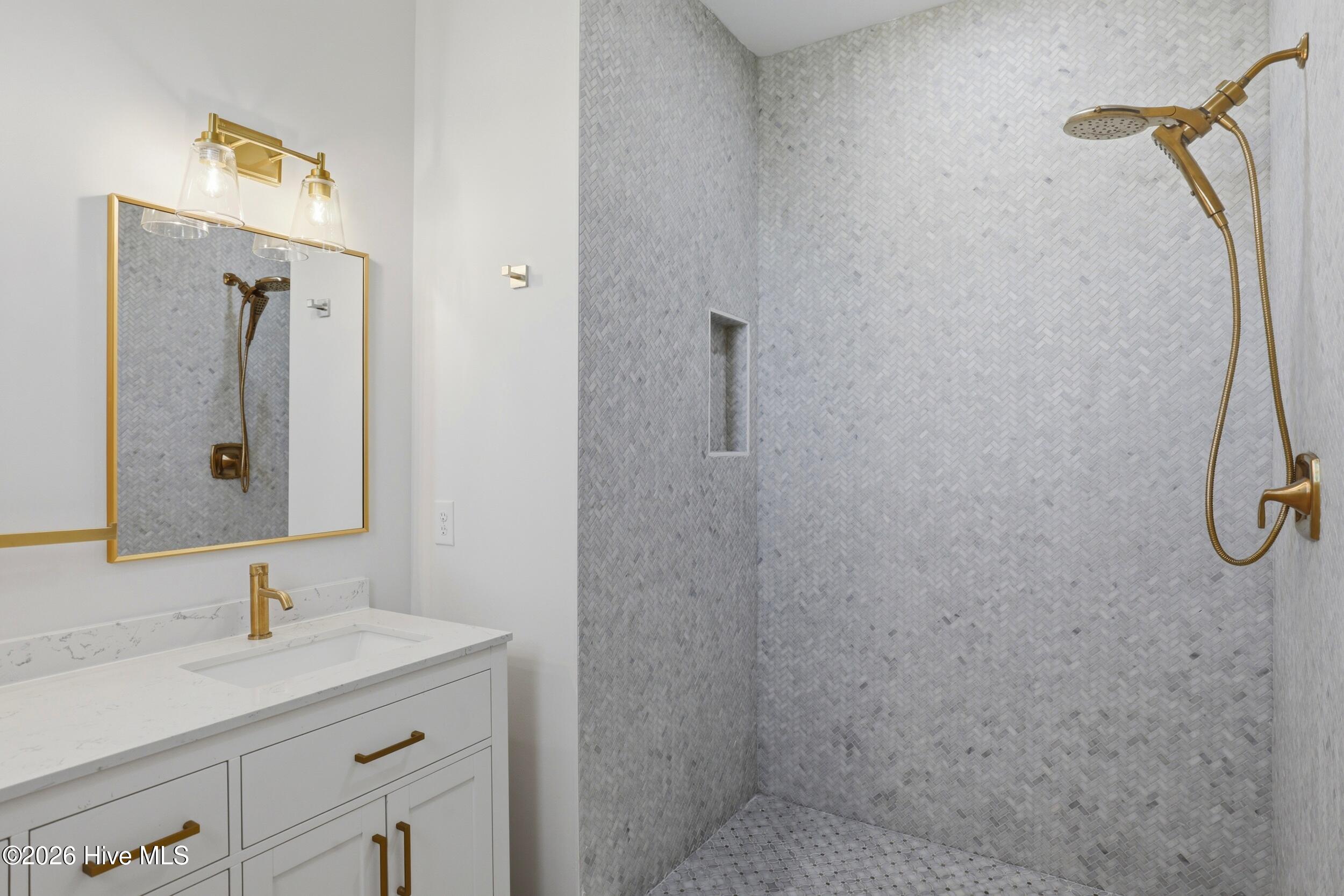 100562873 | Photo 18