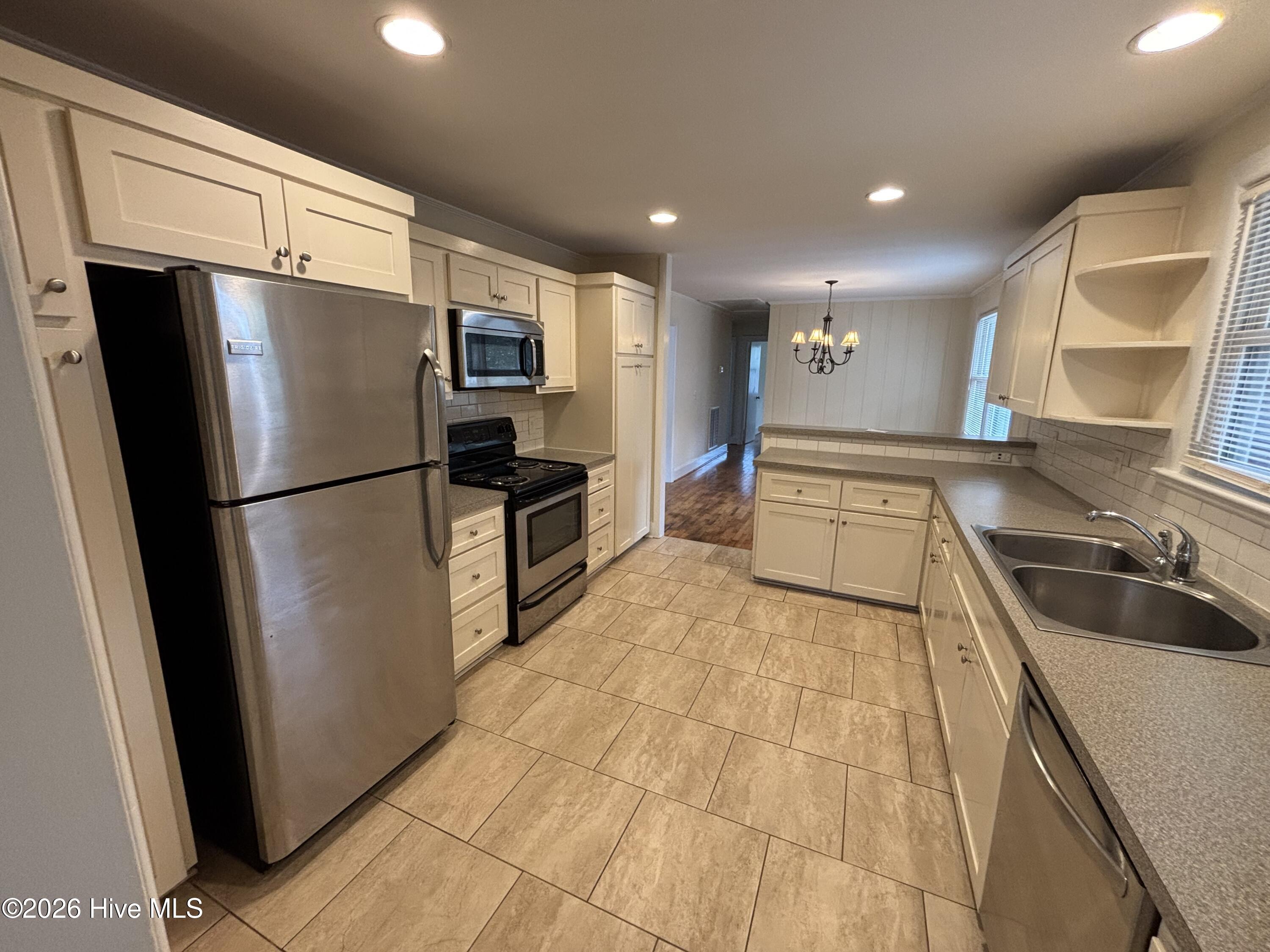 100561004 | Photo 13