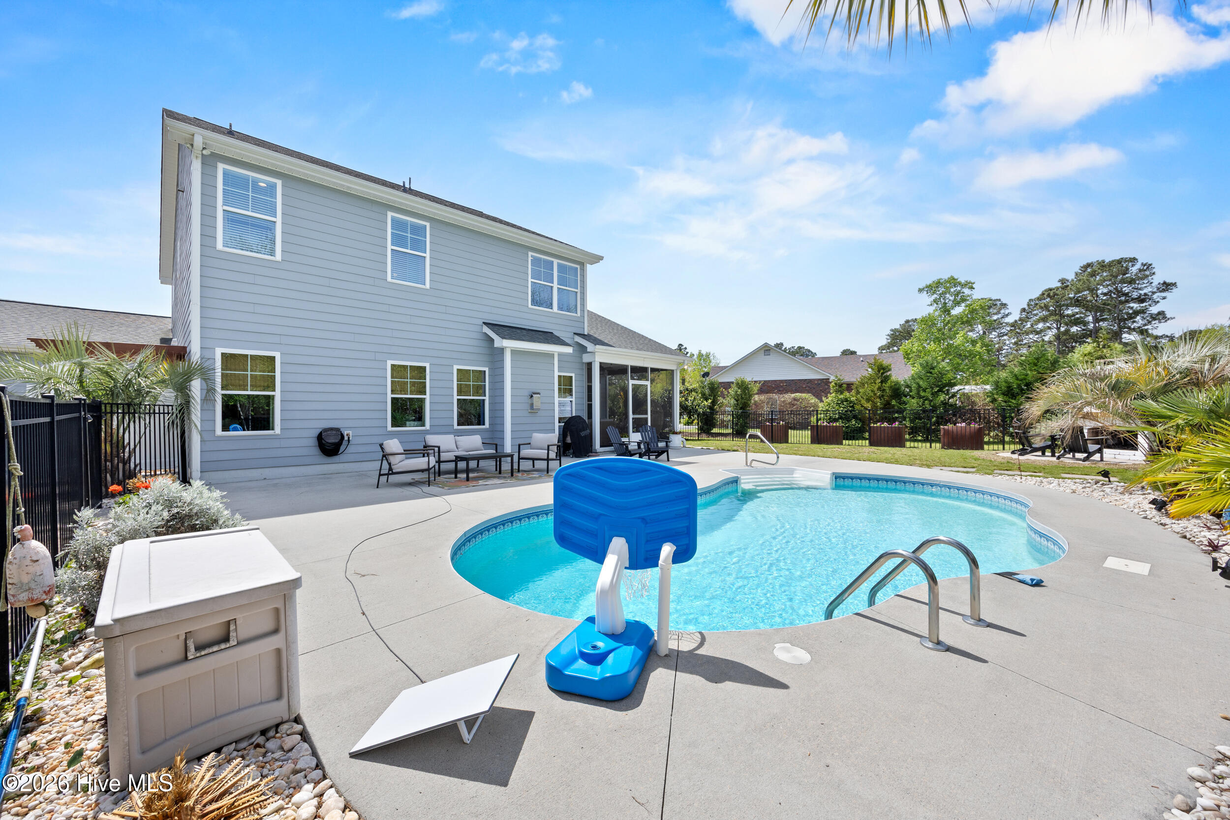 100565893 | Photo 43