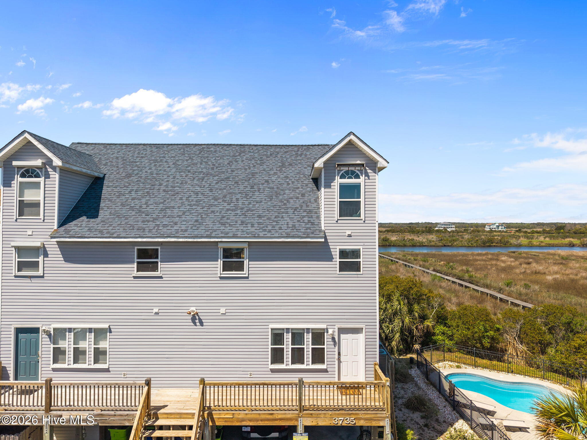 100564989 | Photo 43