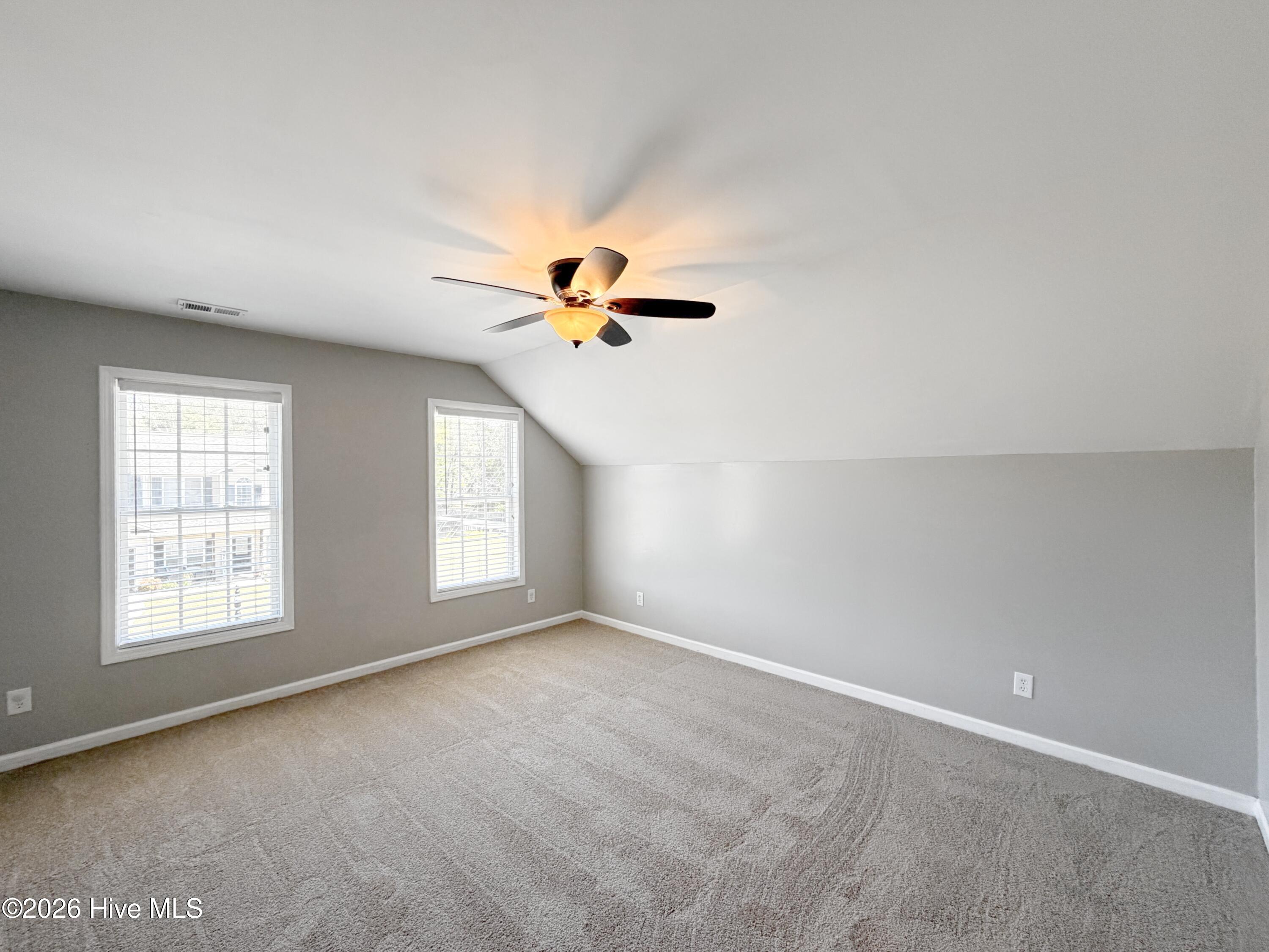 100547389 | Photo 42