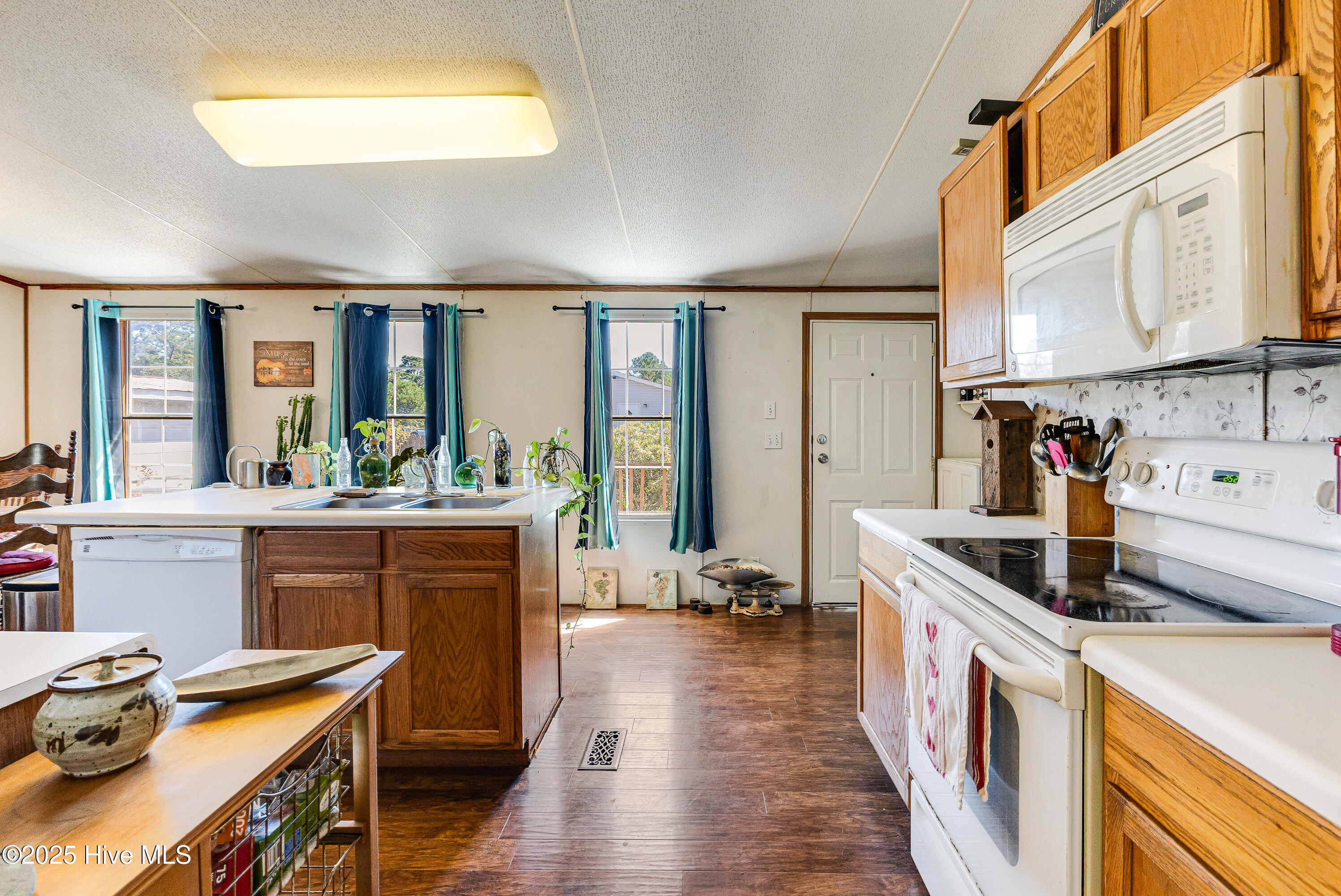 100528928 | Photo 19