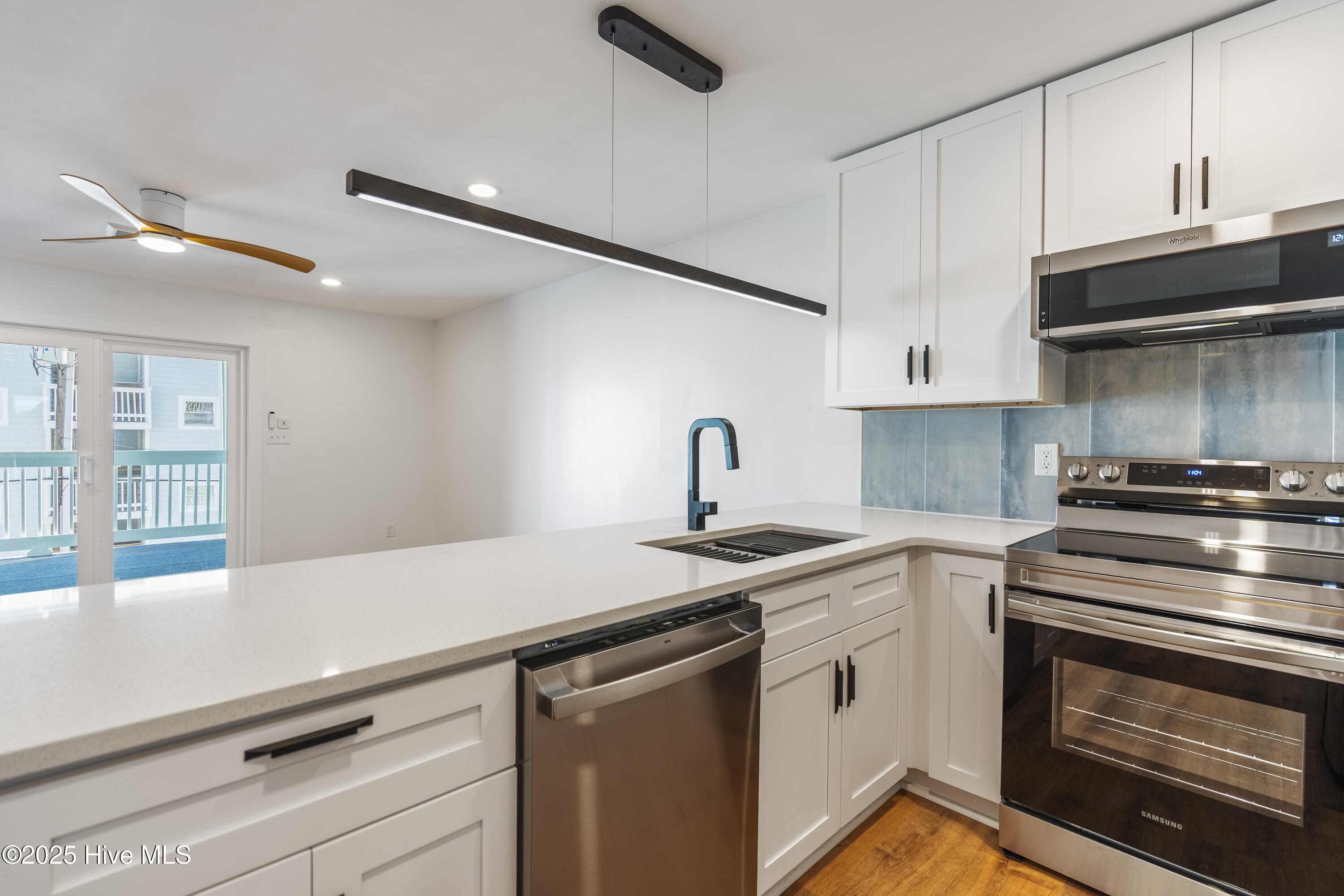 100537895 | Photo 15