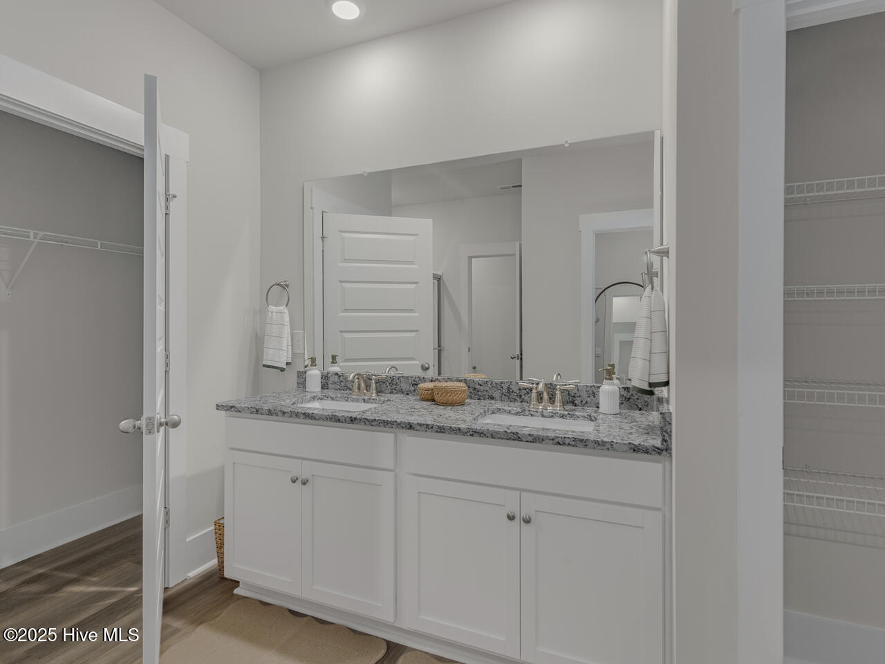 100556824 | Photo 25