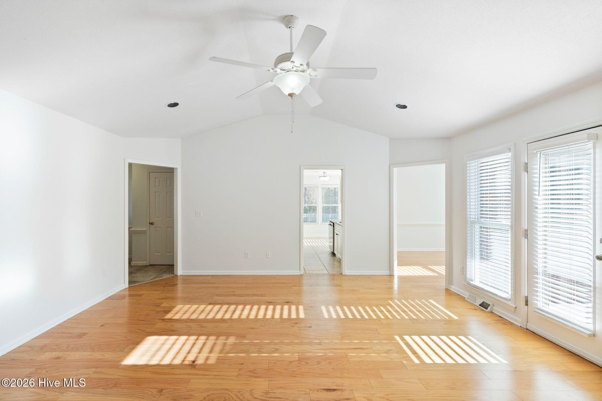 100556381 | Photo 12