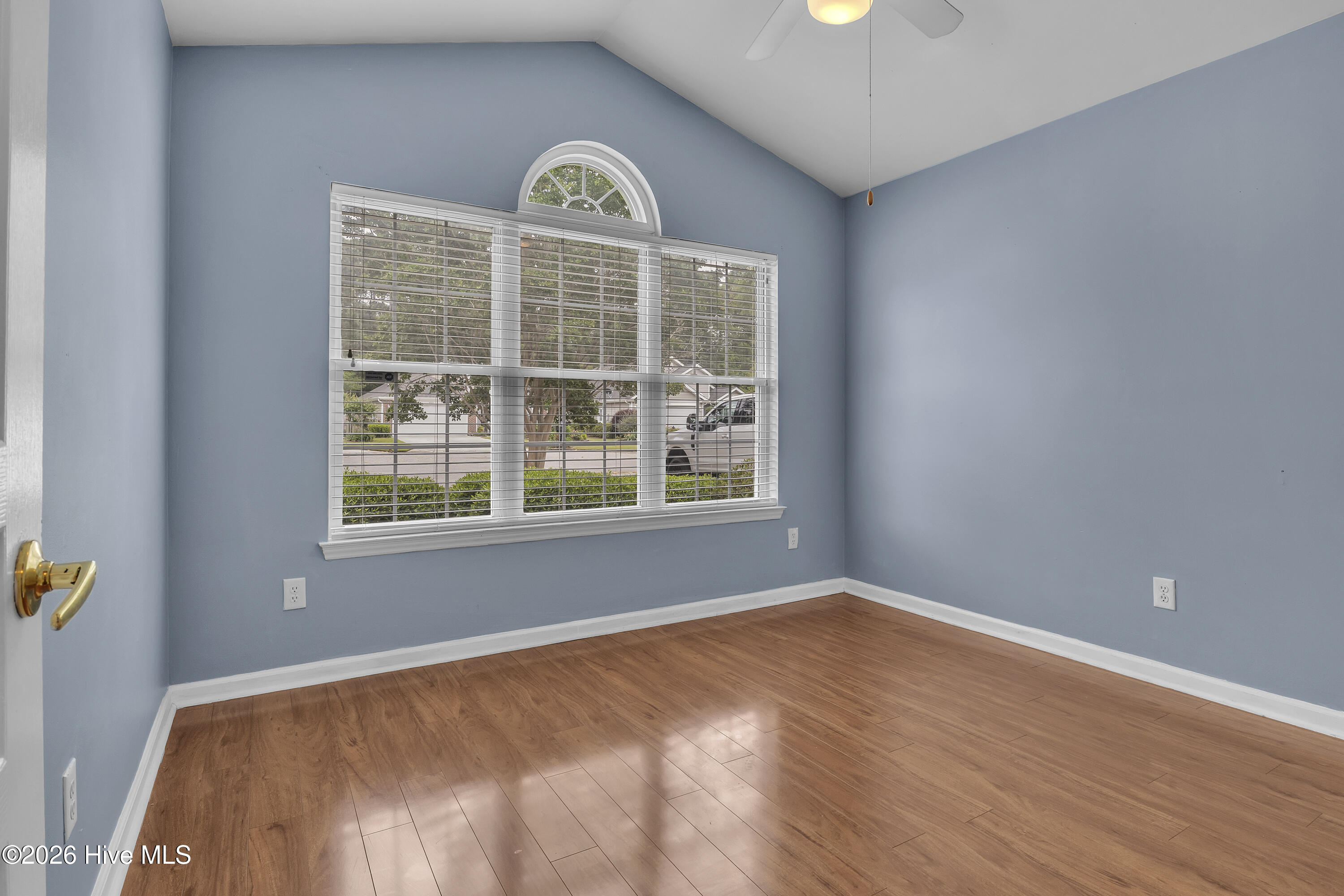 100560677 | Photo 25