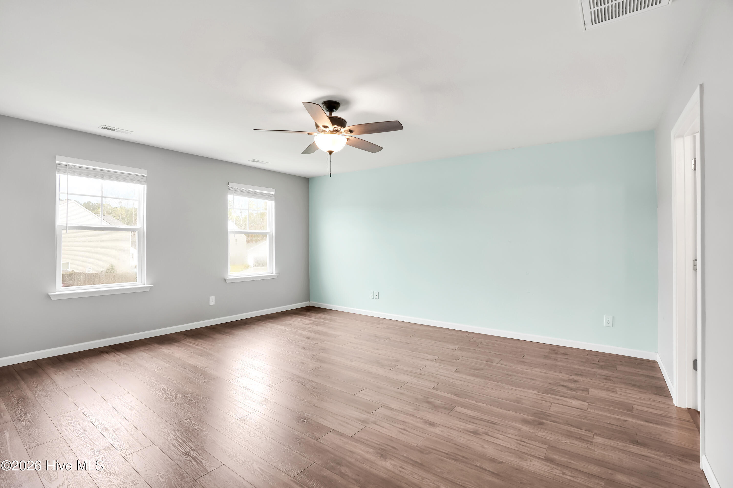 100548211 | Photo 21