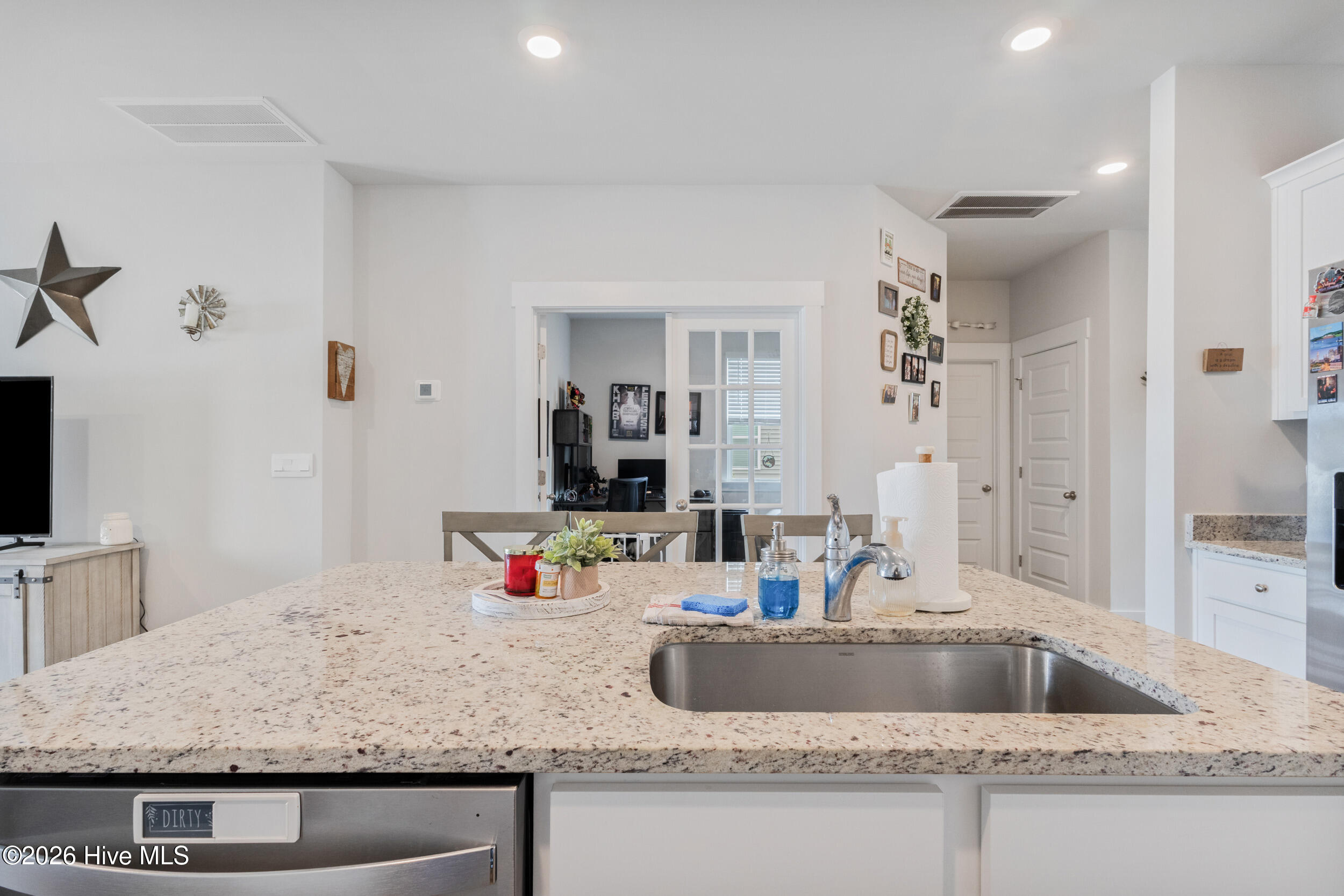 100561359 | Photo 18