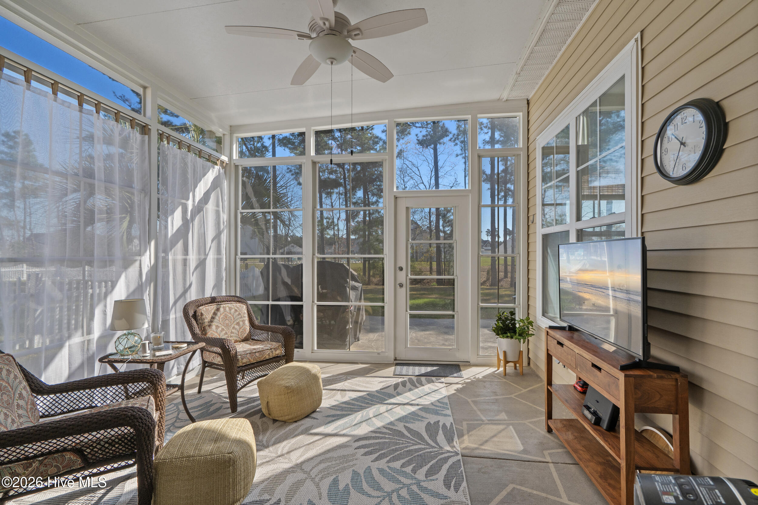 100562185 | Photo 26