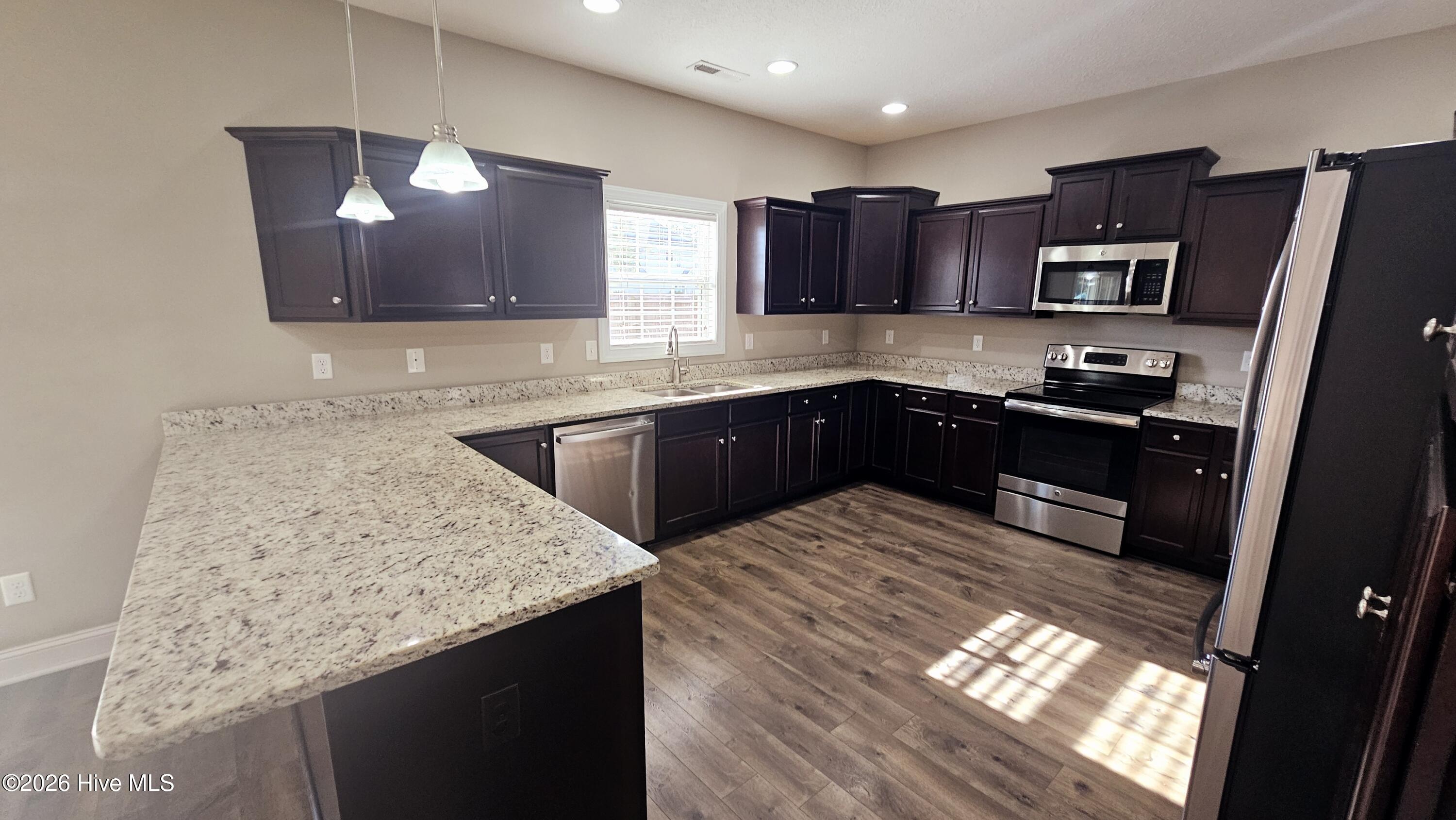 100549726 | Photo 35