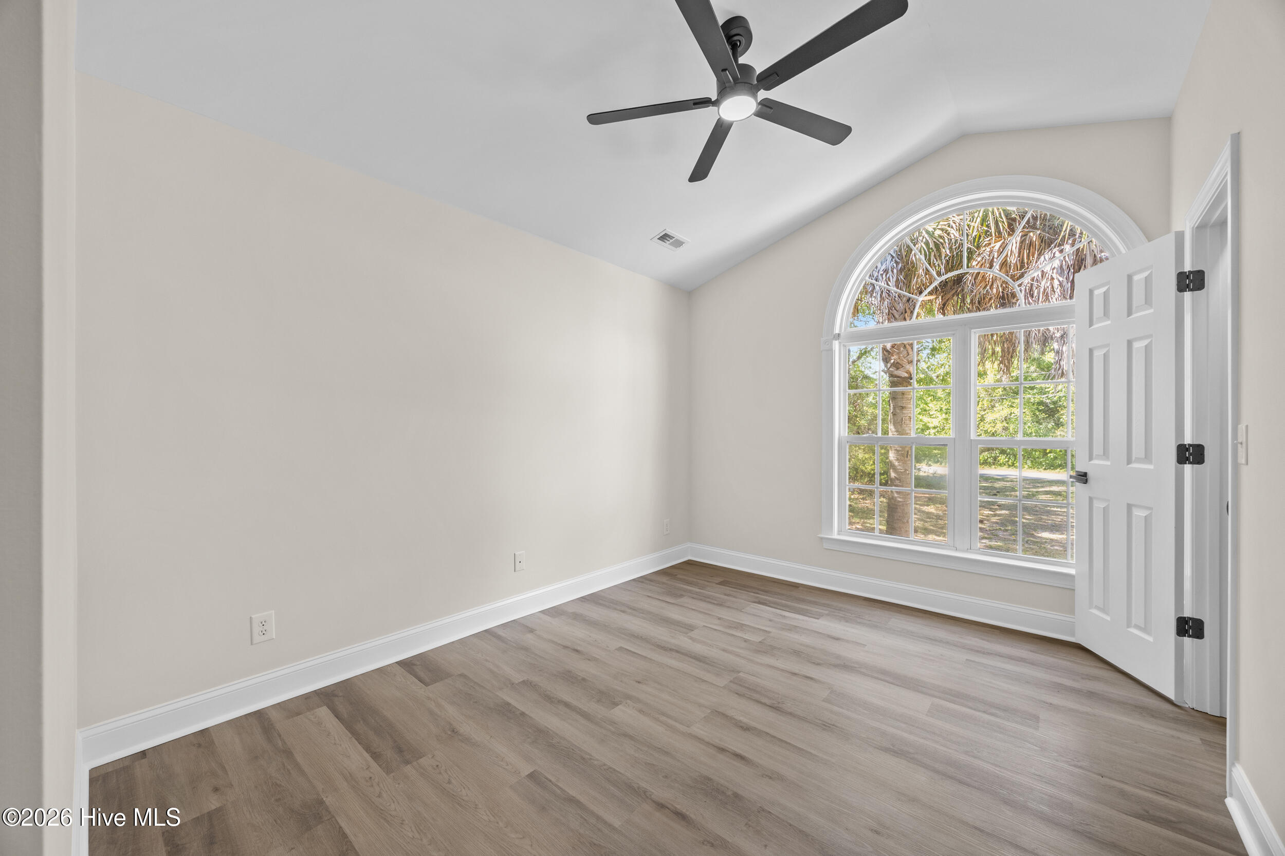 100569542 | Photo 21