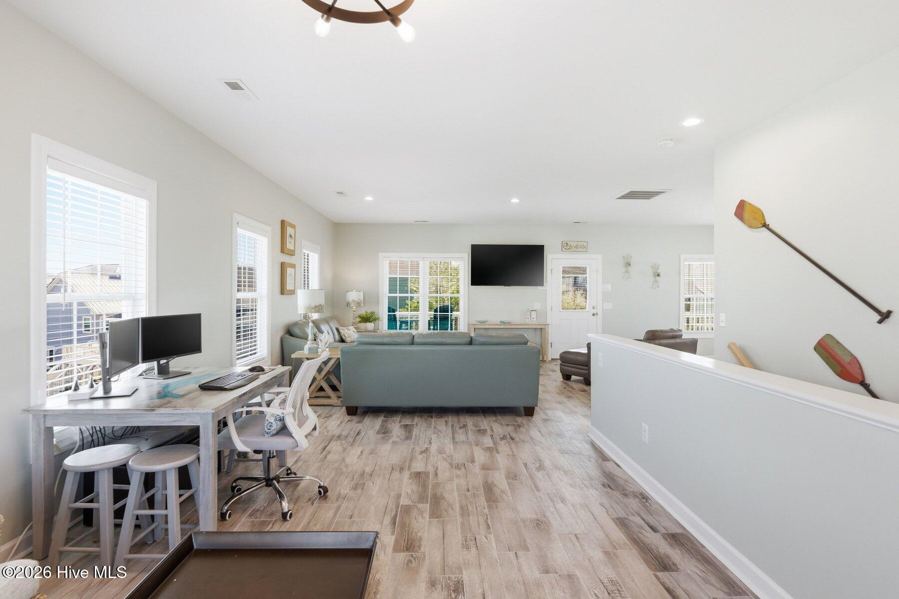 100570503 | Photo 17